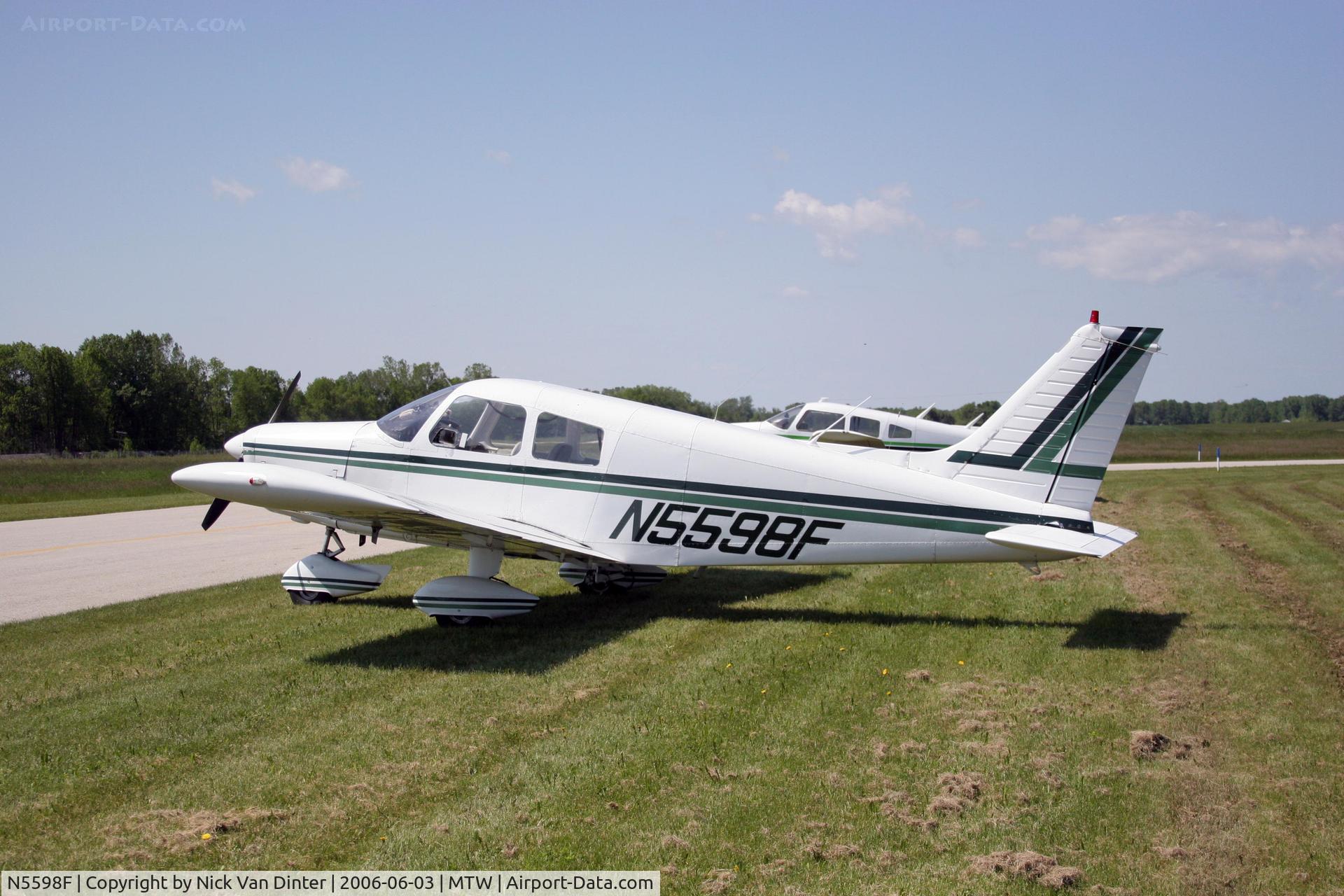 N5598F, 1976 Piper PA-28-140 Cherokee Cruiser C/N 28-7725064, Manitowoc Air Show