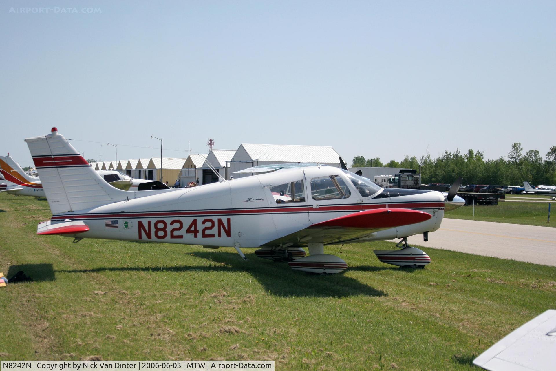 N8242N, 1969 Piper PA-28-140 C/N 28-25450, Manitowoc Air Show