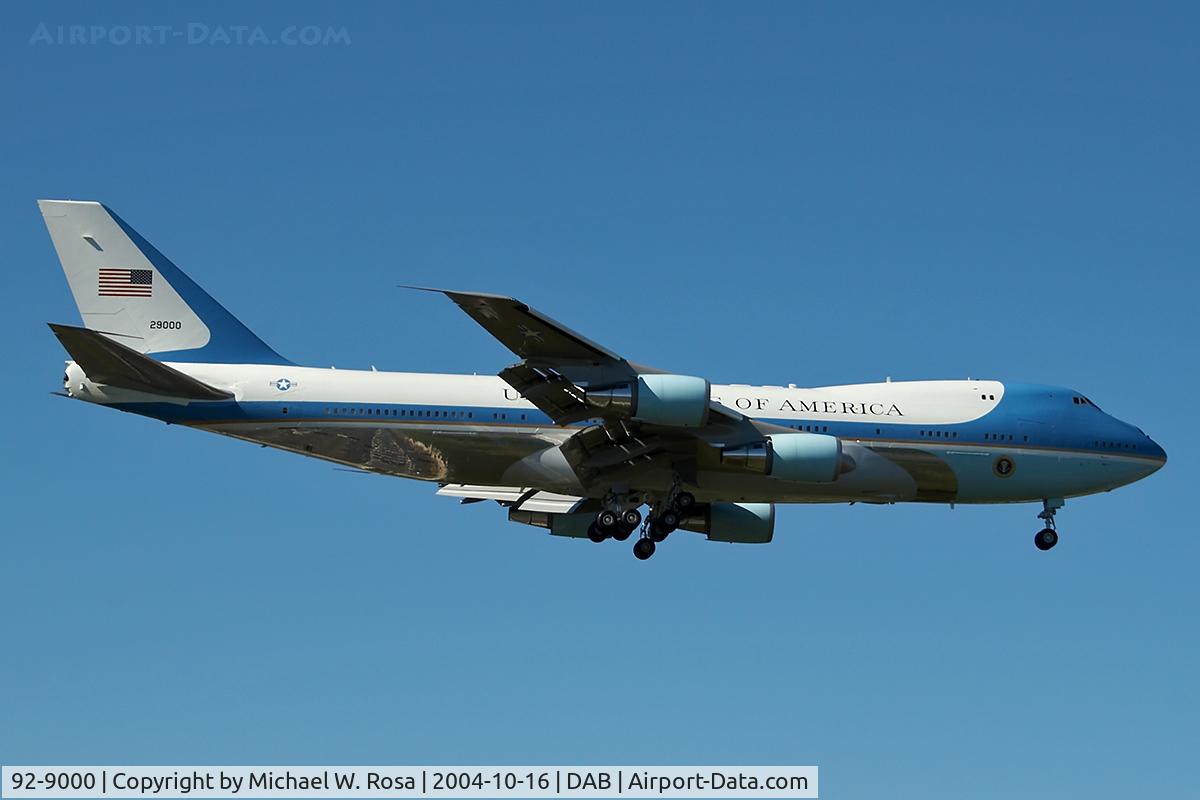 92-9000, 1987 Boeing VC-25A (747-2G4B) C/N 23825, Air Force One with president George W. Bush on final for runway 07L at DAB. President Bush is in town for a presidential rally. Highway I-95 is reflected in the aft fuselage.