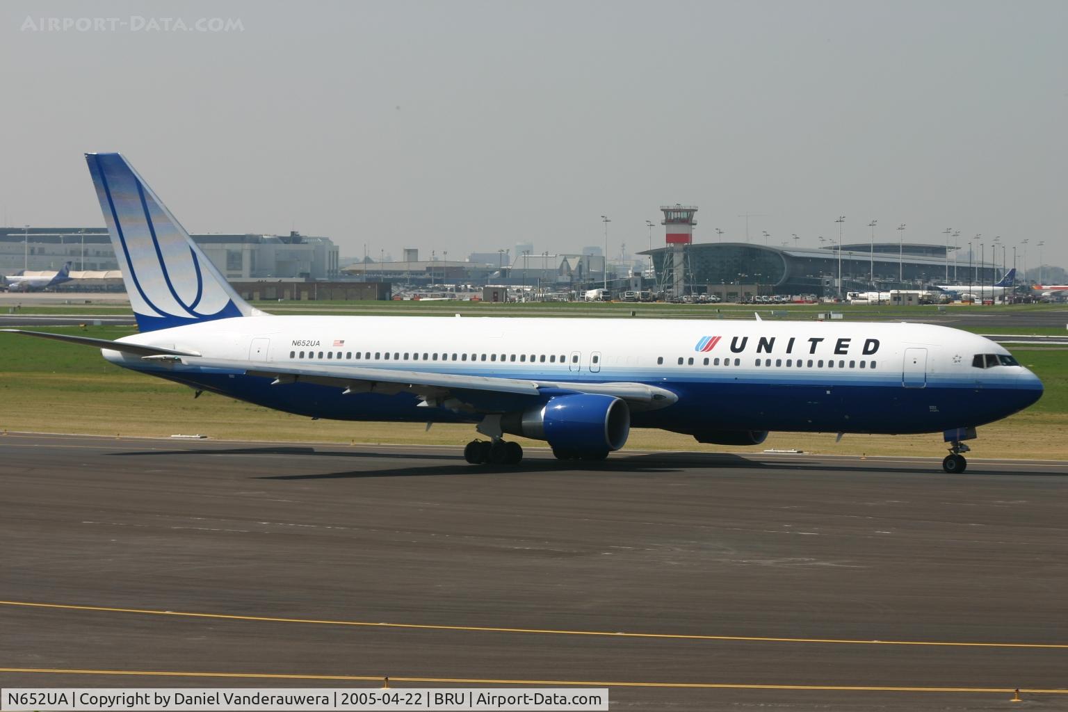 N652UA, 1992 Boeing 767-322 C/N 25390, taxiing to RWY 25R to fly back home - note the old control tower now destroyed