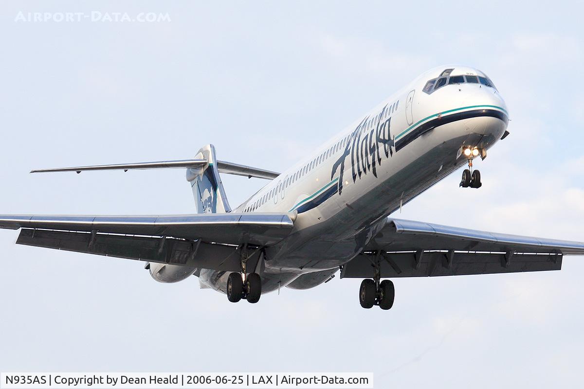 N935AS, 1985 McDonnell Douglas MD-82 (DC-9-82) C/N 49236, Alaska Airlines N935AS (FLT ASA570) from Seattle Tacoma Int'l (KSEA) on final approach to RWY 24R.
