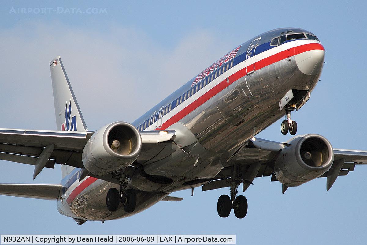 N932AN, 2000 Boeing 737-823 C/N 29530, American N932AN on final approach to LAX RWY 24R.