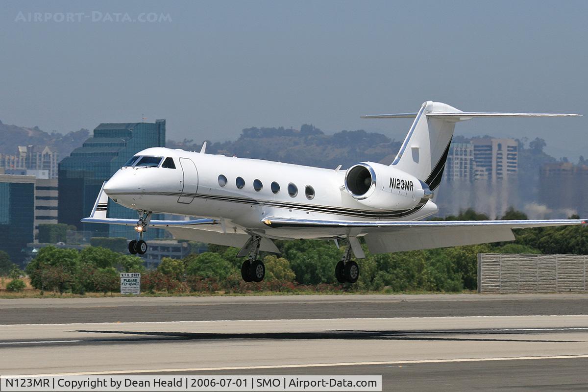 N123MR, 2002 Gulfstream Aerospace G-IV C/N 1492, 2002 Gulfstream Aerospace G-IV, N123MR, owned by Plane Truth LLC, landing on Santa Monica RWY 21 after a short hop from John Wayne Airport Orange County (KSNA).