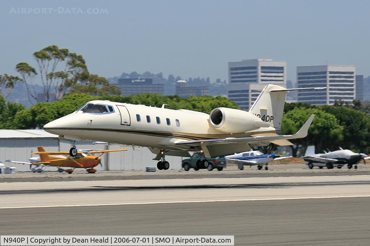 N940P, 1995 Learjet Inc 60 C/N 071, 1995 Learjet 60 N940P from Las Vegas McCarran Int'l )KLAS) landing on RWY 21.  Sold in late 2006, now N658KS. c/n 60-071.