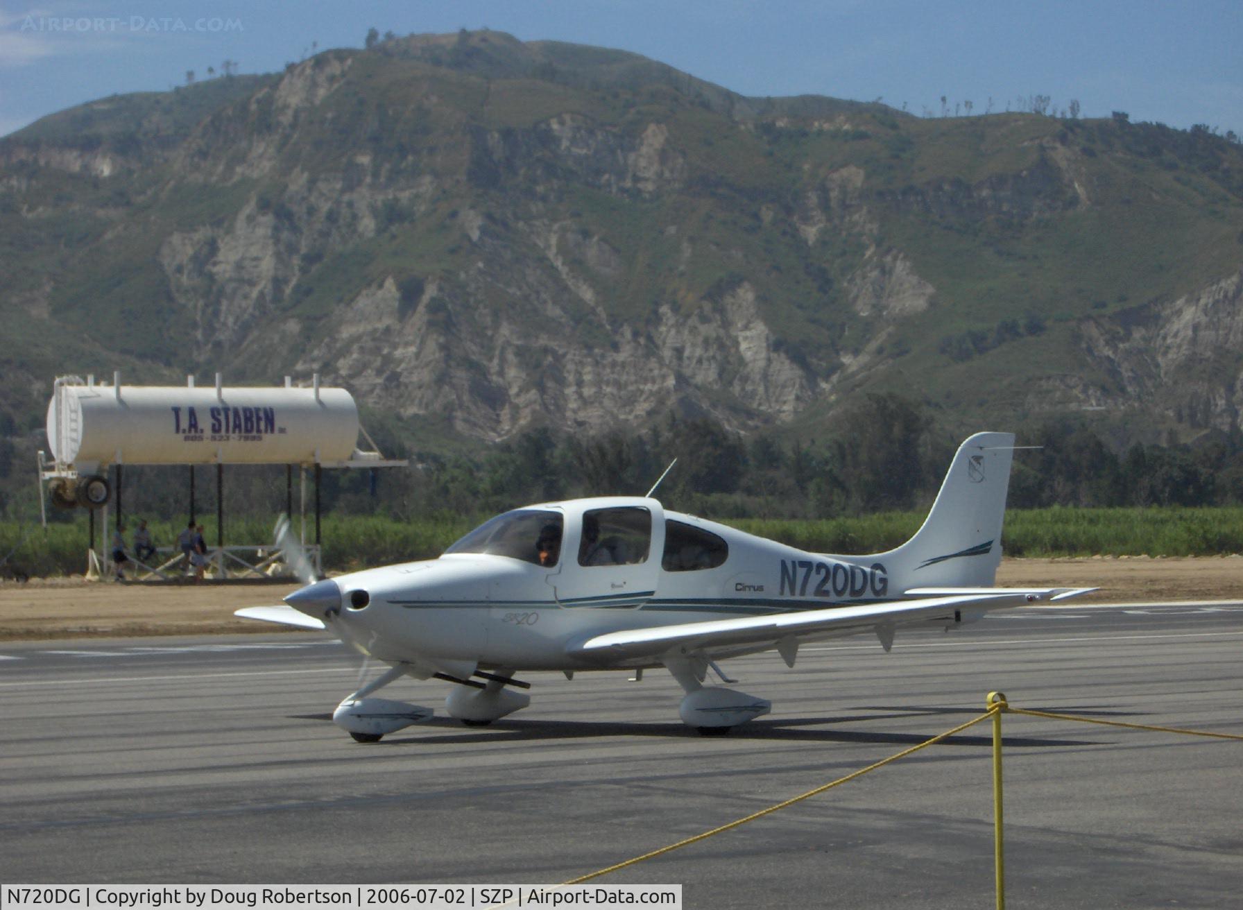 N720DG, 2002 Cirrus SR20 C/N 1174, 2002 Cirrus SR-20, Continental IO-360-ES 200 Hp, taxi