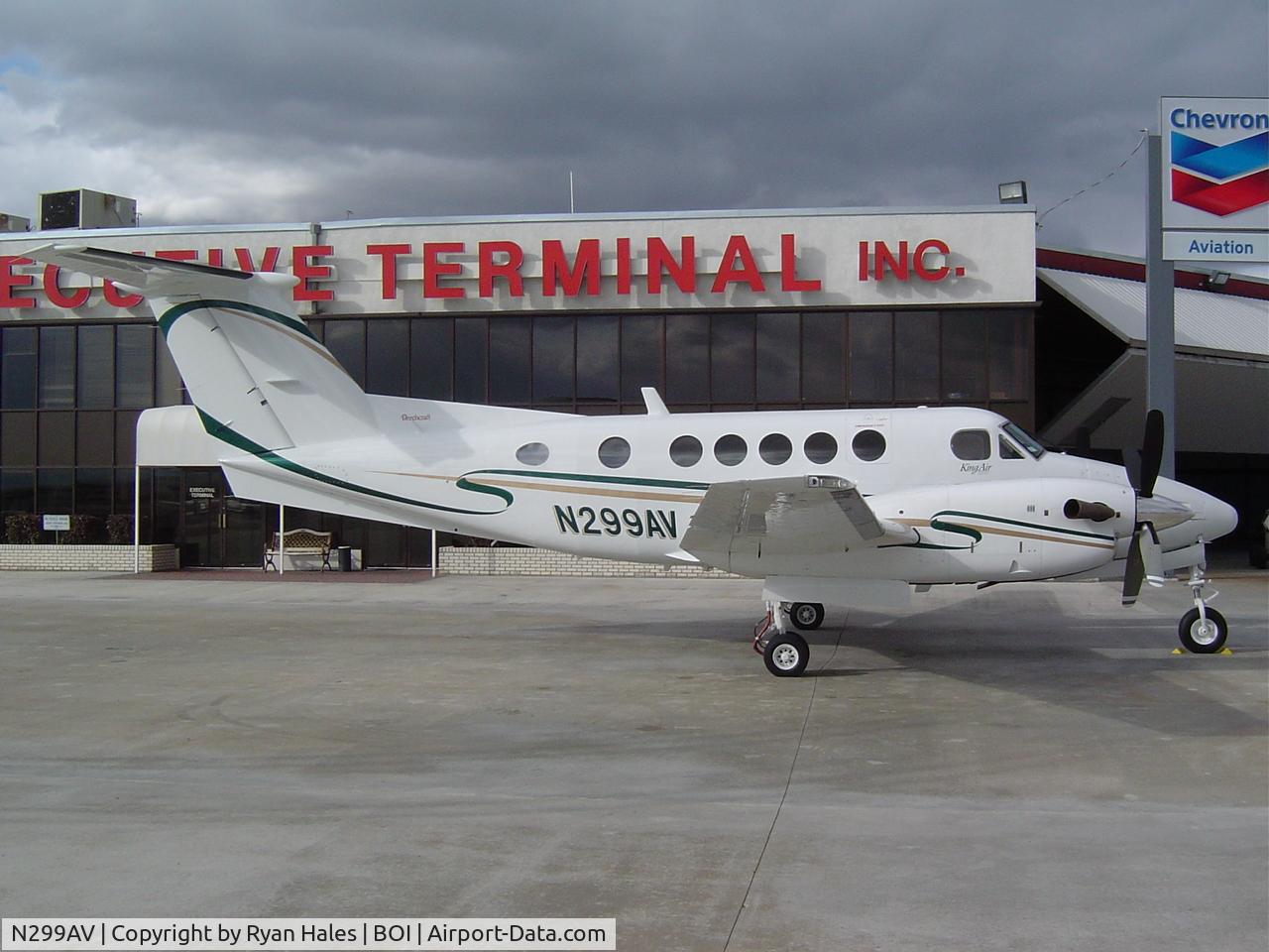 N299AV, 1999 Raytheon Aircraft Company B200 C/N BB-1680, She looks good in the new paint