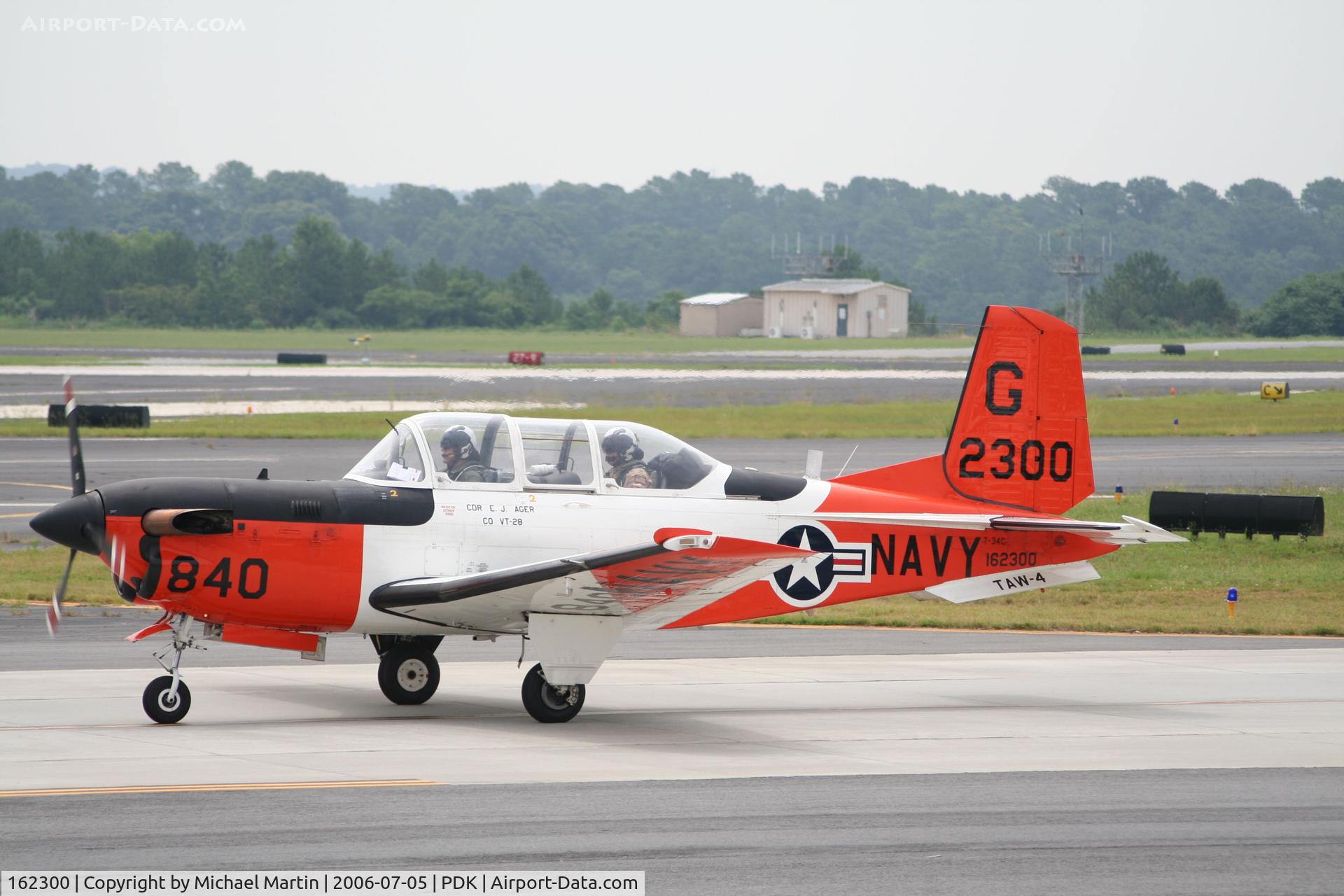 162300, Beech T-34C Turbo Mentor C/N GL-298, TAW-4 Taxing to Runway 20R