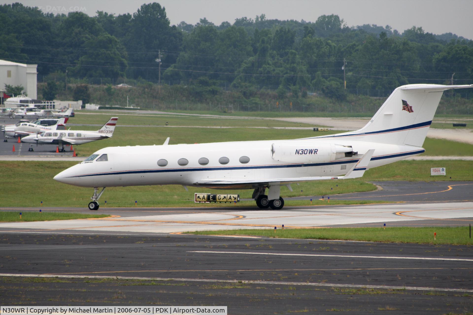 N30WR, 1983 Gulfstream Aerospace G-1159A Gulfstream III C/N 380, Taxing to Jet Fueling for a top off