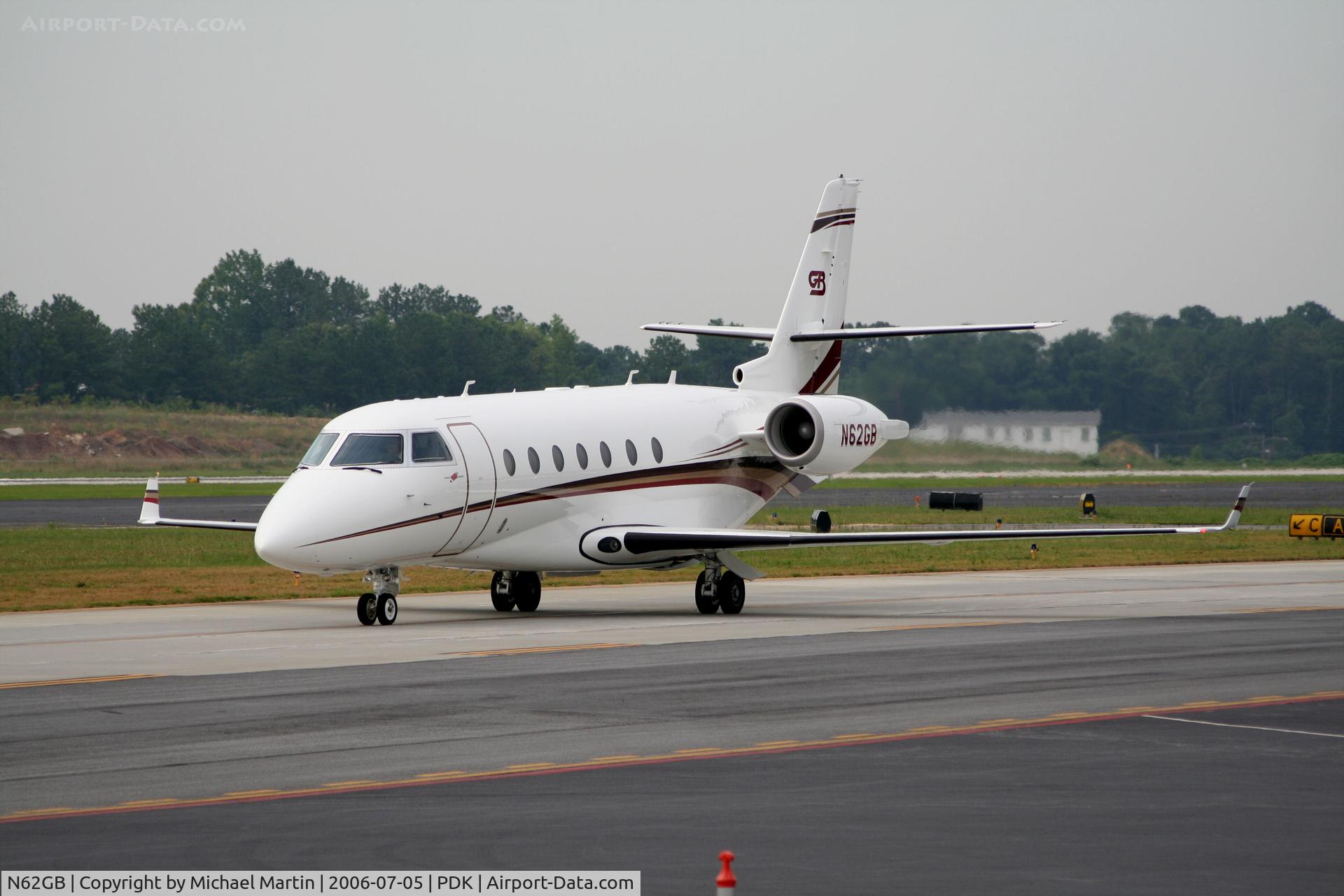 N62GB, 2007 Israel Aircraft Industries Gulfstream 200 C/N 175, Taxing to Epps Air Service