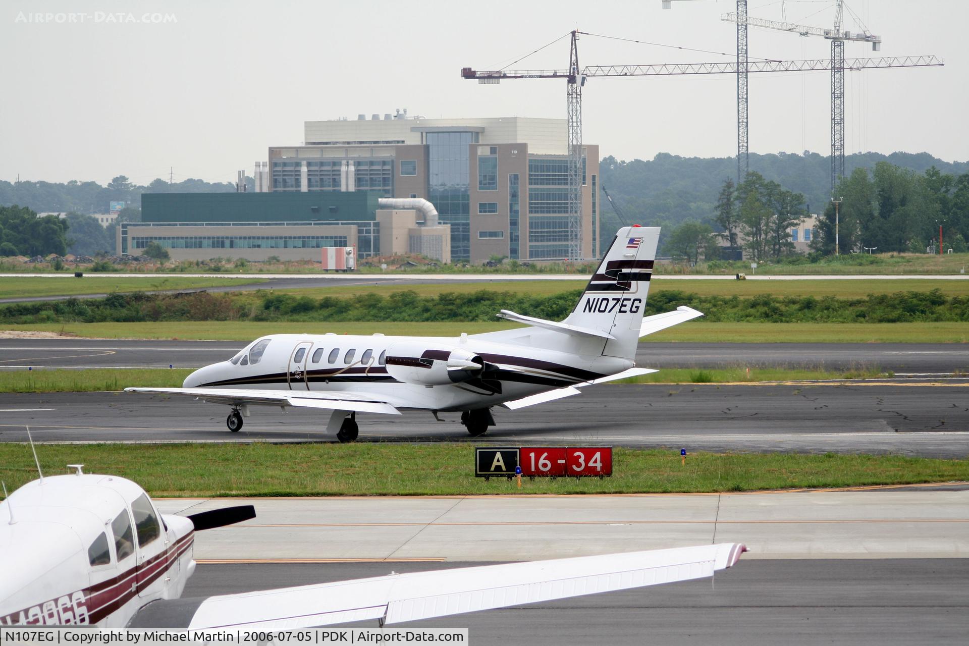 N107EG, 1999 Cessna 550 C/N 550-0894, Taxing to Signature Air