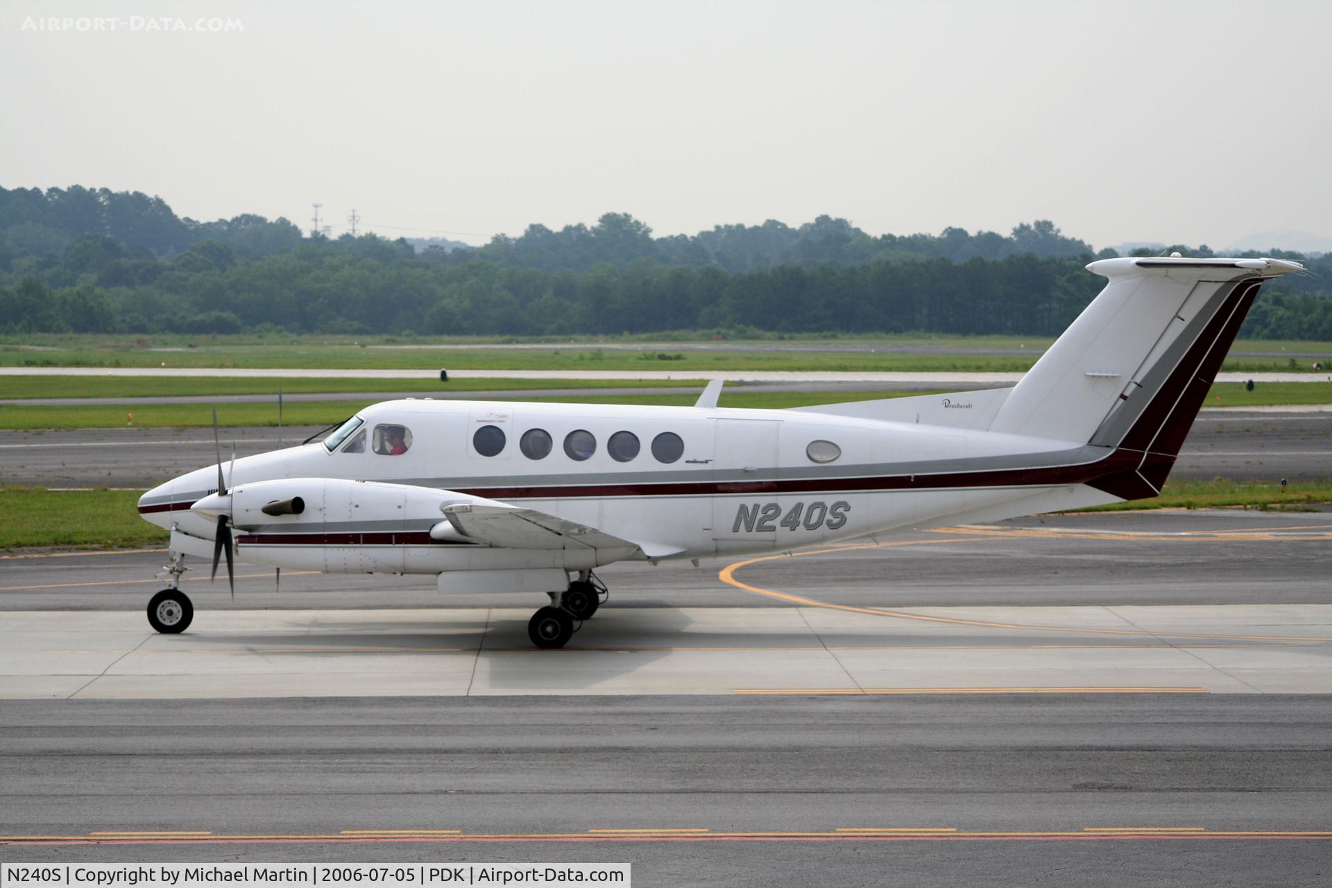 N240S, 1987 Beech 300 Super King Air C/N FA-116, Taxing to Epps Air Service
