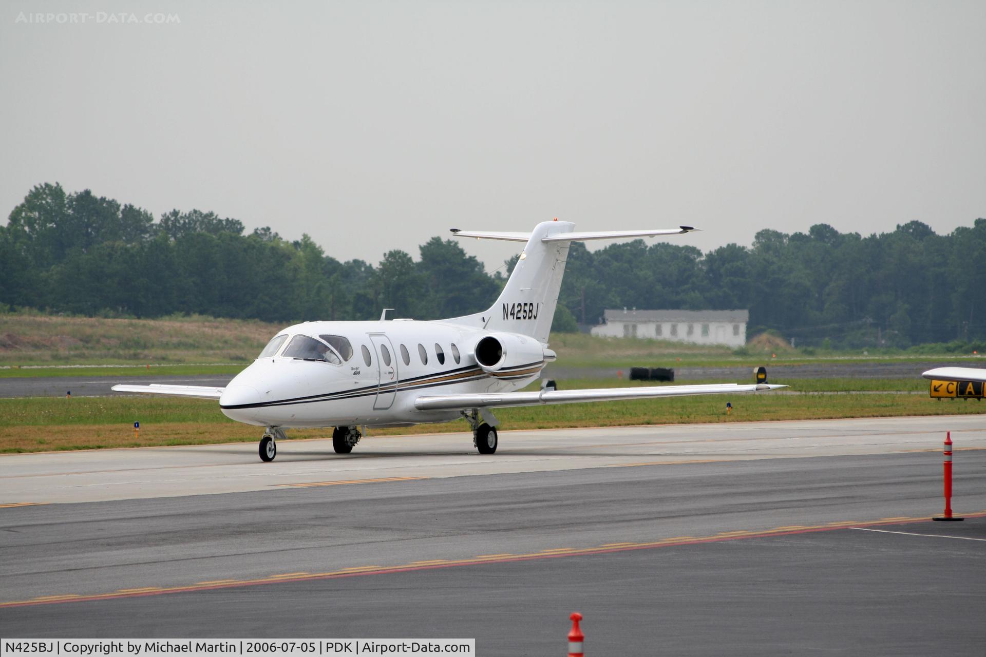 N425BJ, 1987 Beech 400 Beechjet C/N RJ-25, Taxing to Signature Air