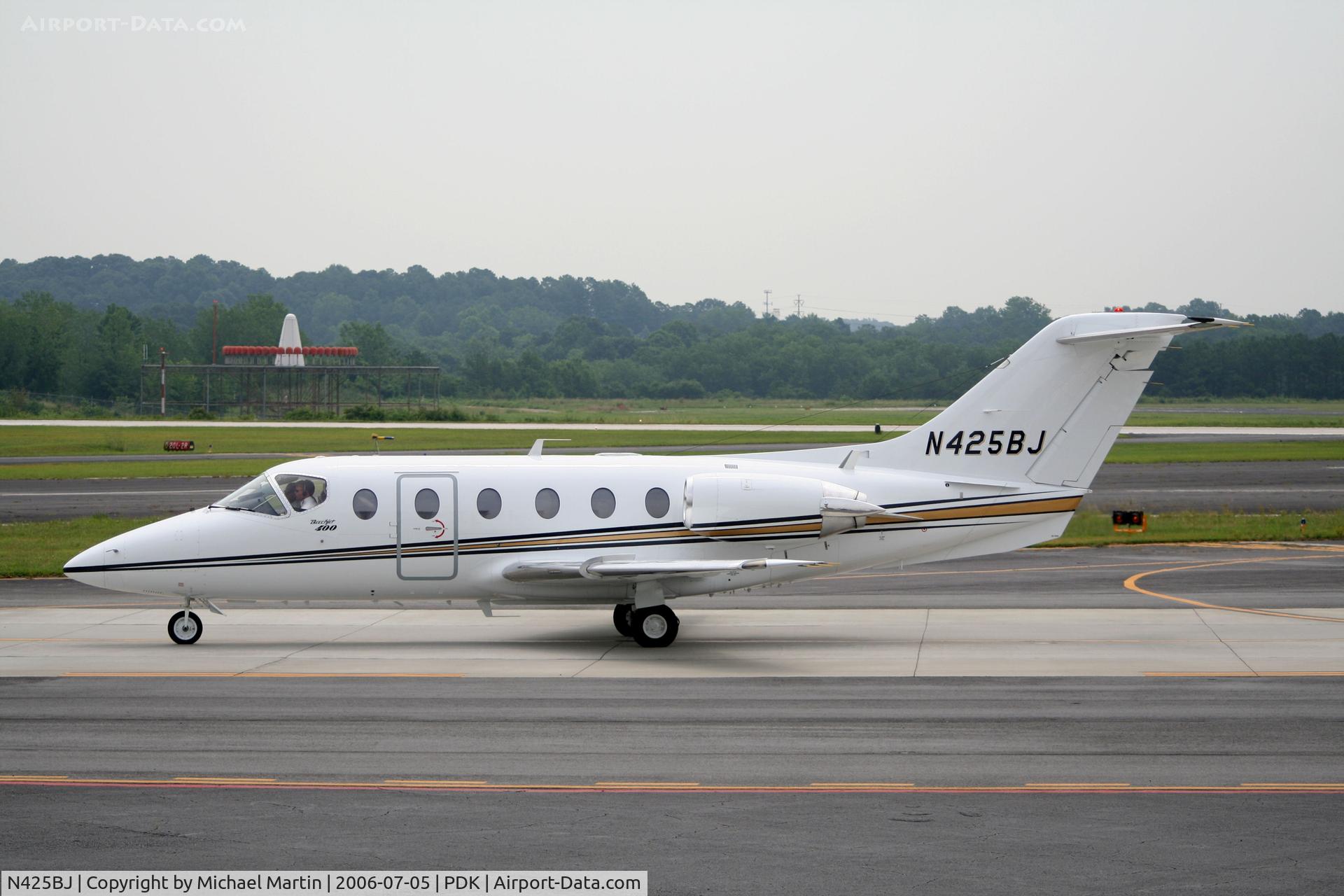 N425BJ, 1987 Beech 400 Beechjet C/N RJ-25, Taxing past Mercury Air Service