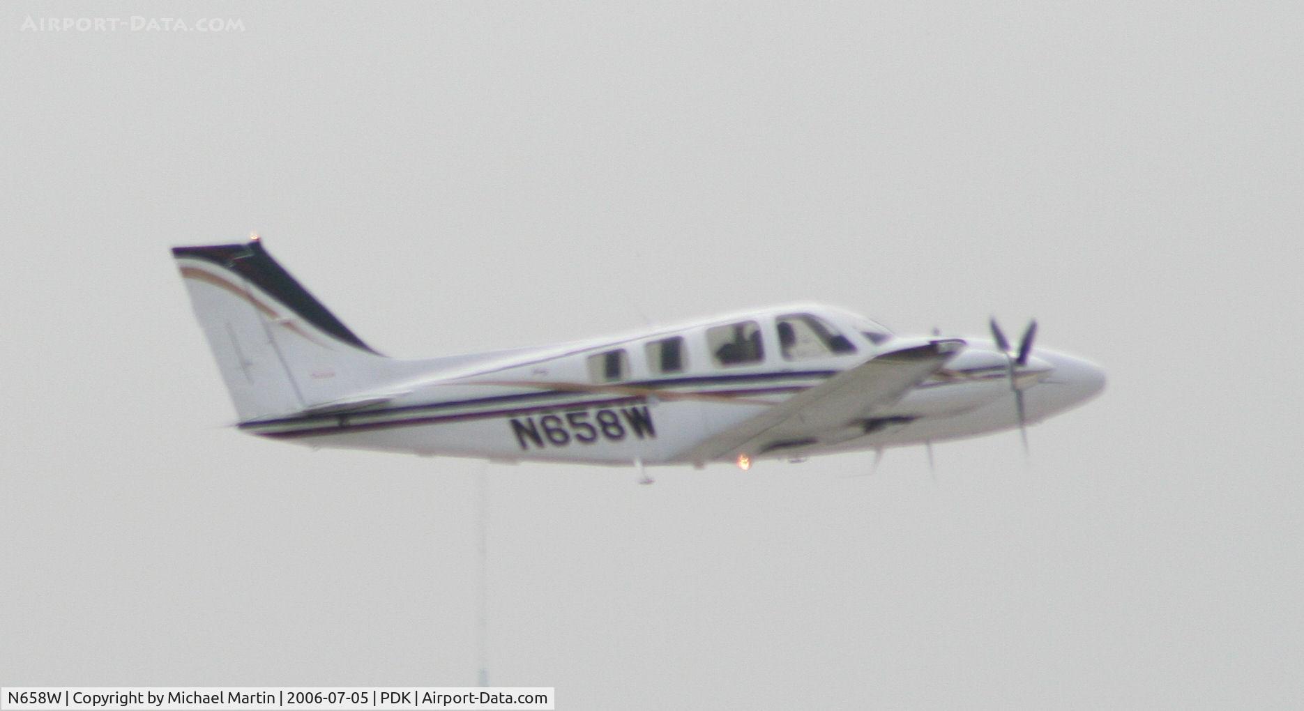 N658W, 2004 Raytheon Aircraft Company 58 C/N TH-2094, Departing Runway 20R
