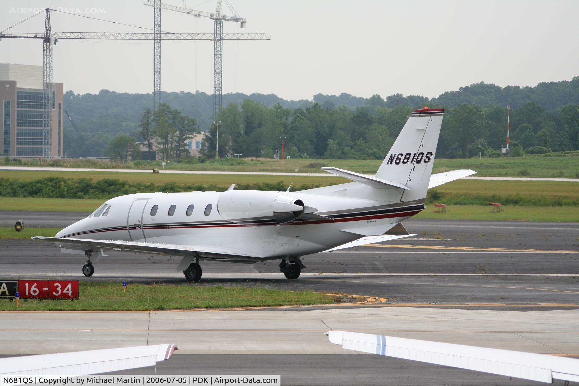 N681QS, 2001 Cessna 560XL Citation Excel C/N 560-5181, Taxing to Signature Air
