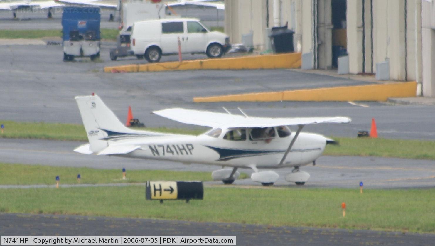 N741HP, 2004 Cessna 172S C/N 172S9584, Taxing to Signature Air