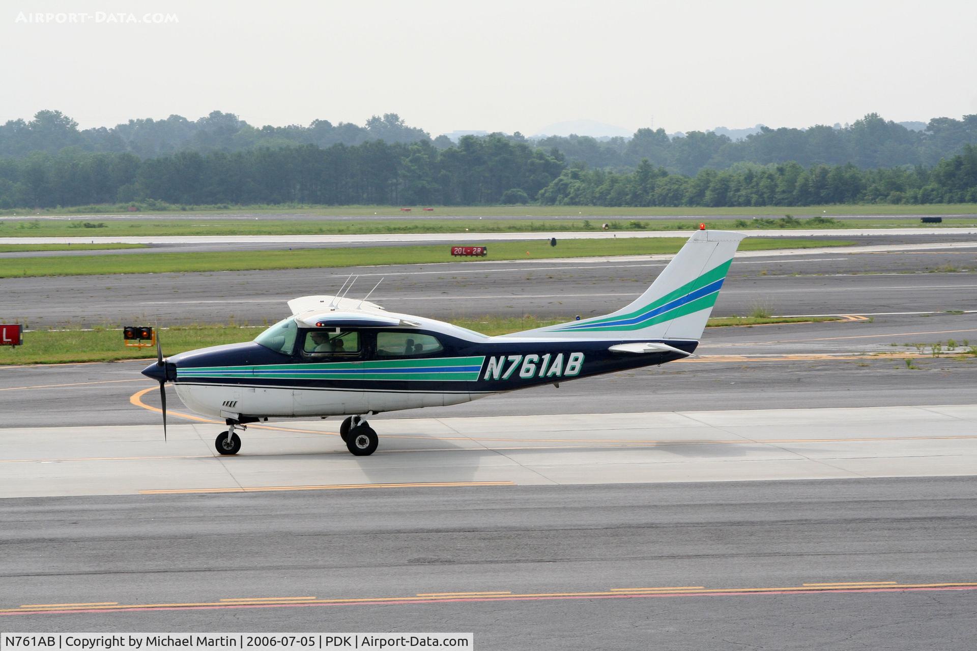 N761AB, 1977 Cessna 210M Centurion C/N 21062092, Taxing to Runway 20R