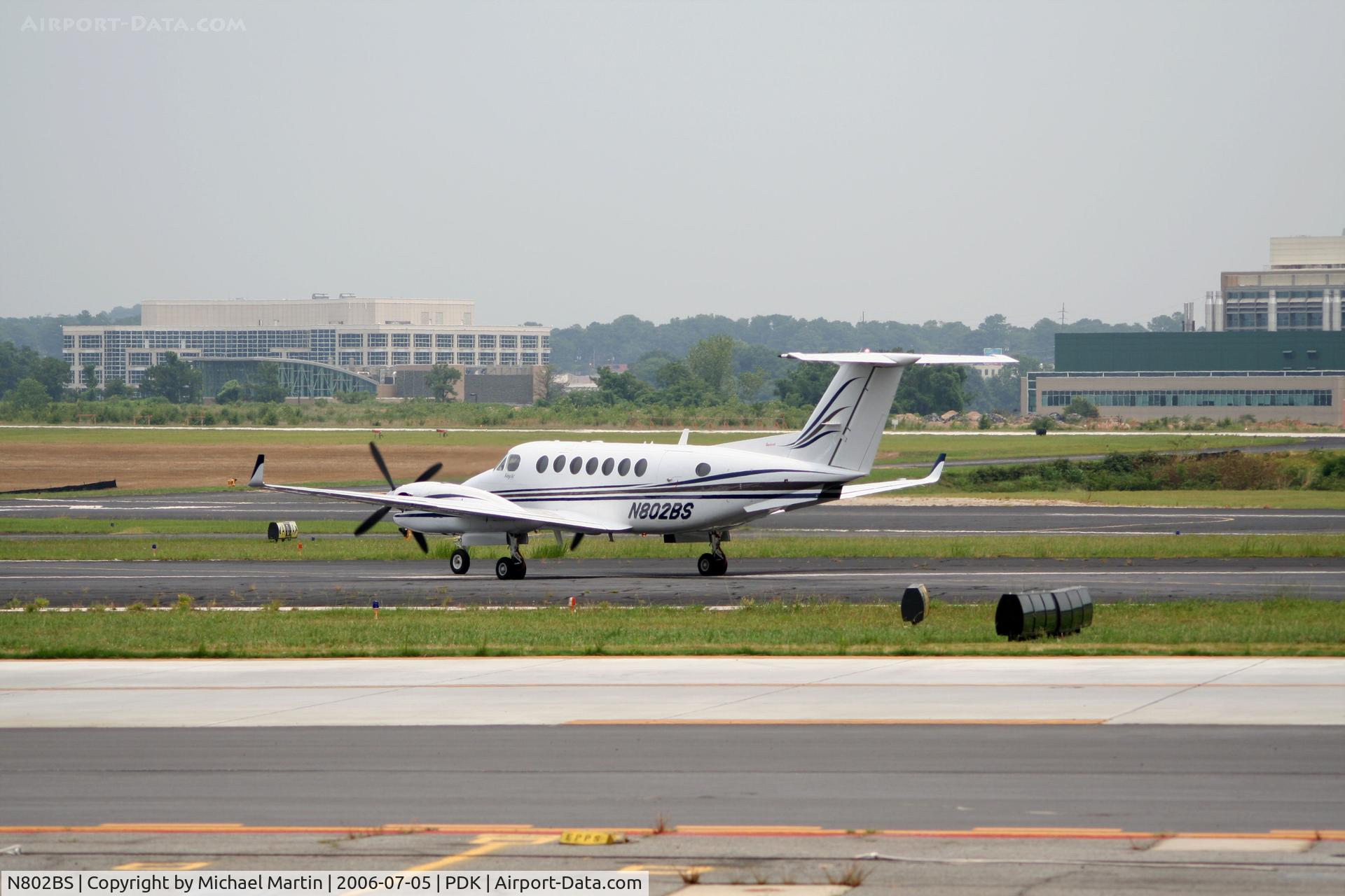 N802BS, 2002 Raytheon Aircraft Company B300 C/N FL-338, Taxing to Runway 20L