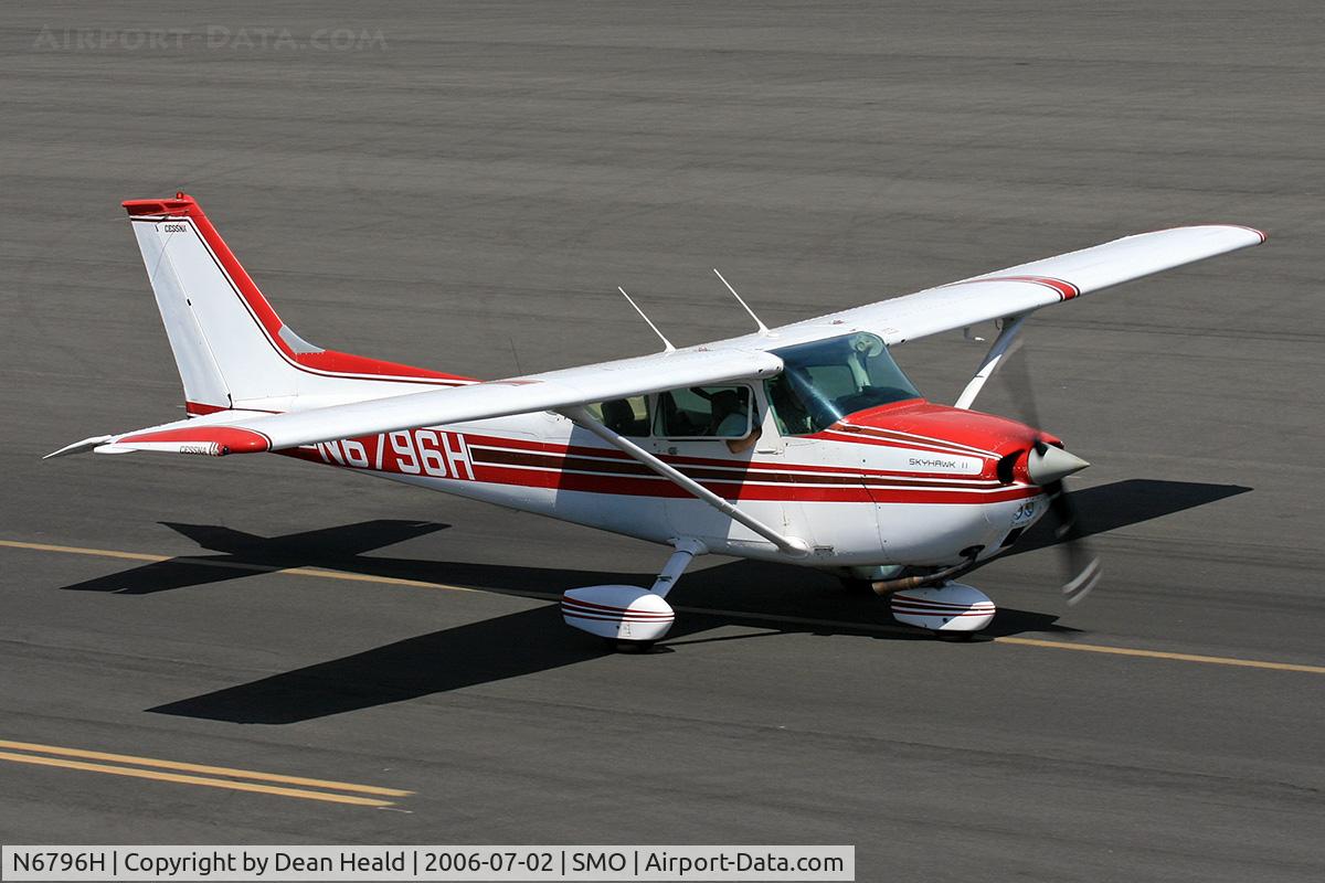 N6796H, 1975 Cessna 172M C/N 17265584, 1975 Cessna 172M N6796H taxiing to RWY 21 at Santa Monica Municipal Airport (KSMO) - Santa Monica, California.