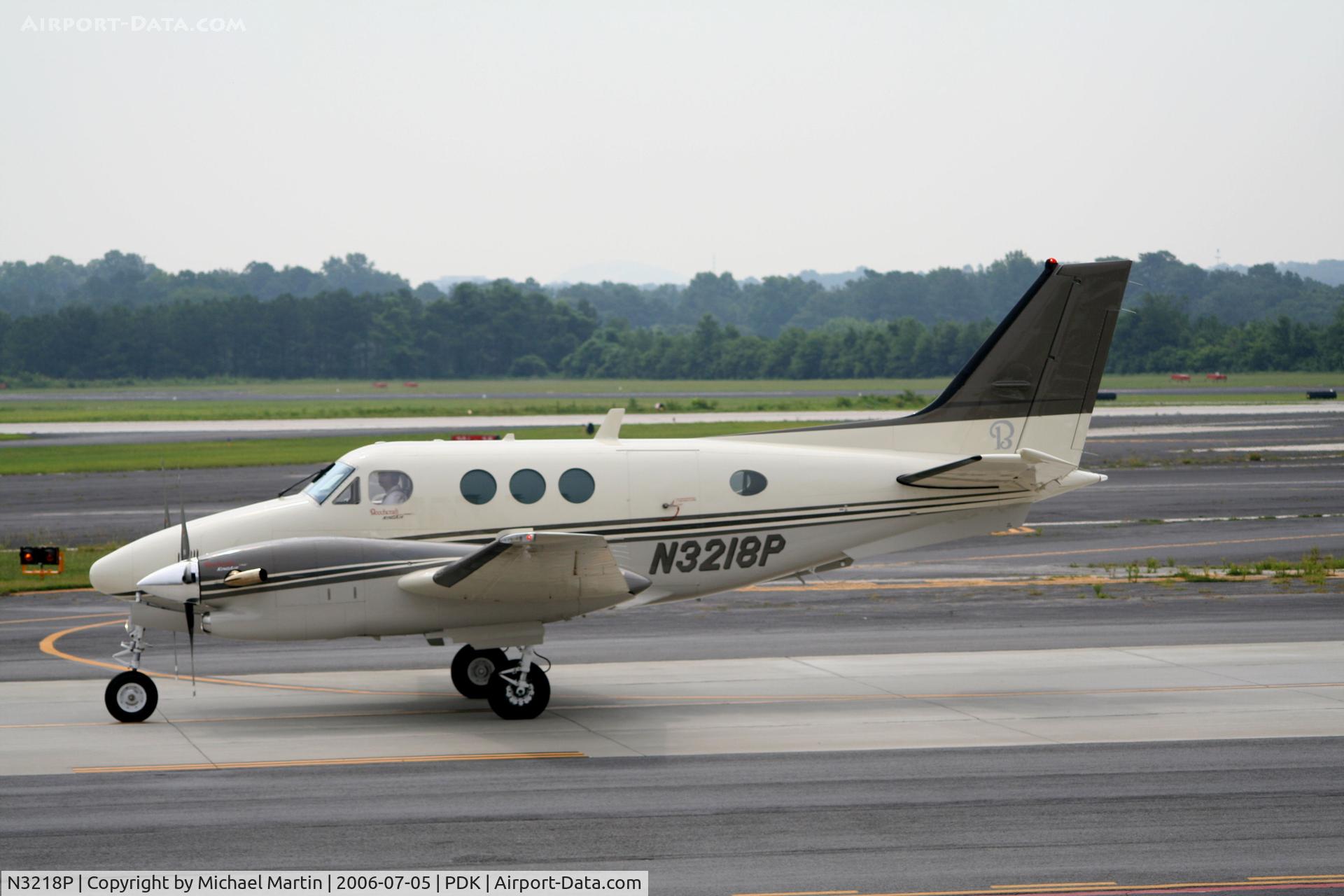 N3218P, 1995 Beech C90A King Air C/N LJ-1411, Taxing past Mercury Air Service