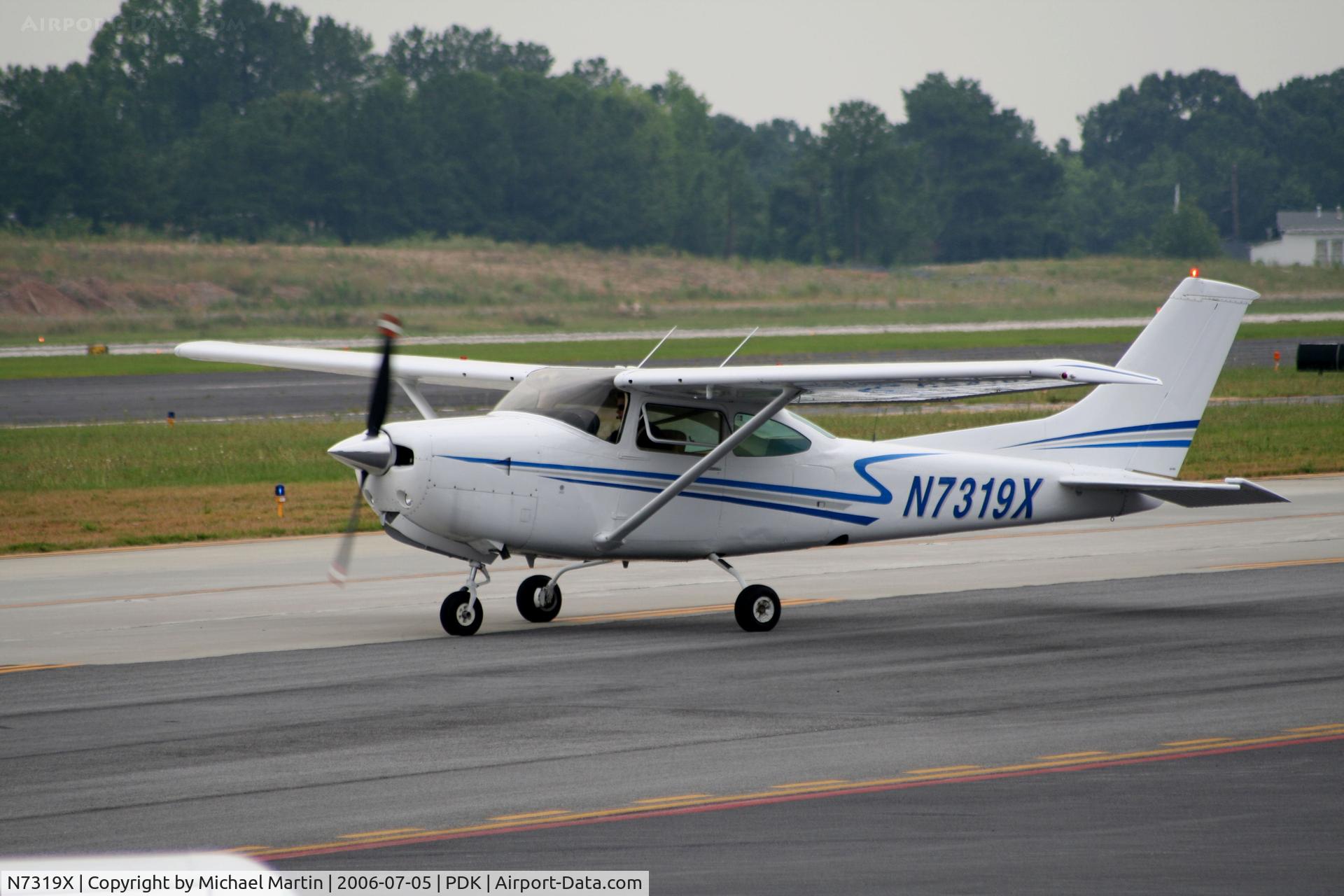 N7319X, 1977 Cessna R182 Skylane RG C/N R18200075, Taxing to Runway 20R