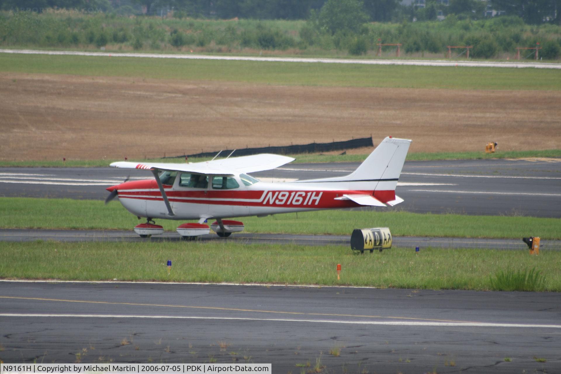 N9161H, 1975 Cessna 172M C/N 17265985, Taxing to Mercury Air Center