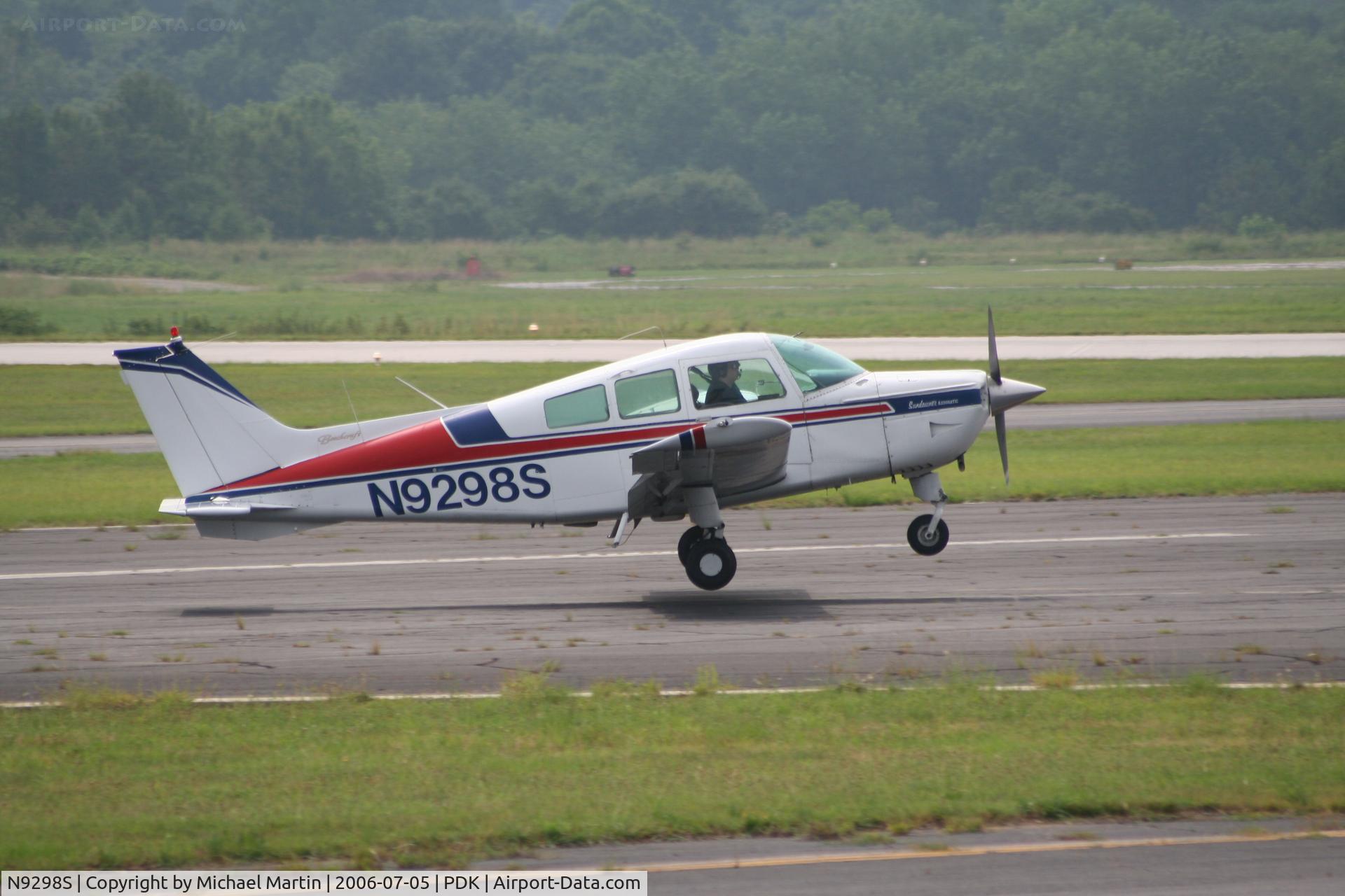 N9298S, 1975 Beech C23 Sundowner 180 C/N M-1629, Landing Runway 20R