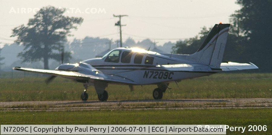 N7209C, 1984 Beech 58 Baron C/N TH-1424, Taxiin out for her take-off