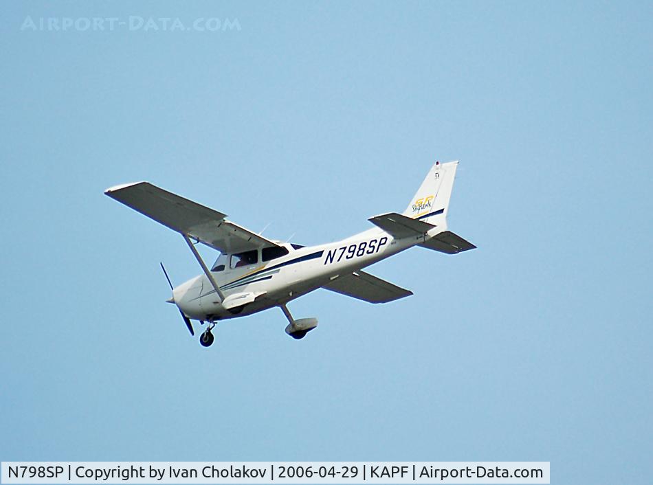 N798SP, 2001 Cessna 172S C/N 172S8722, Cessna 172S (N798SP) landing at Naples FL (APF)