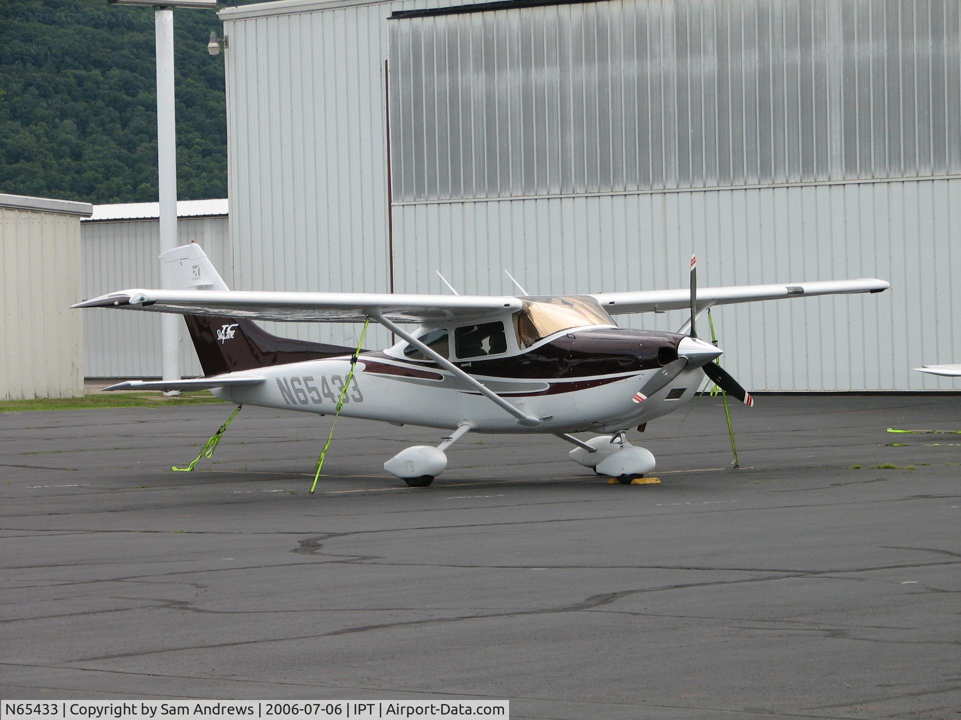 N65433, 2004 Cessna T182T Turbo Skylane C/N T18208321, GA Ramp