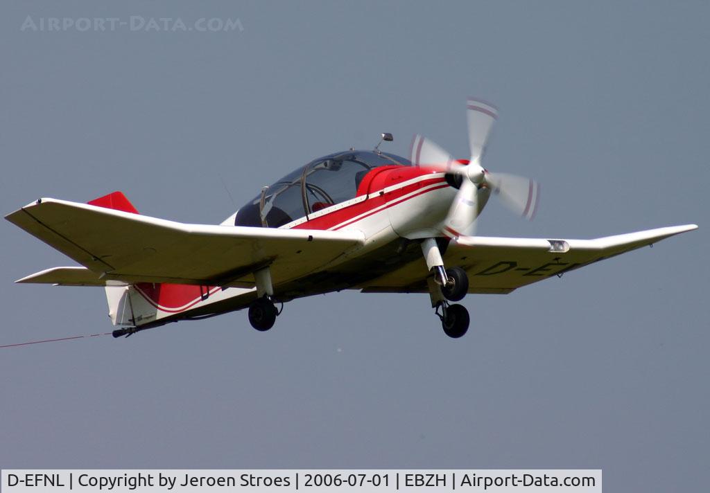 D-EFNL, Robin DR-400-180R Remorqueur Regent C/N 1551, Tell me what the pilot is doing