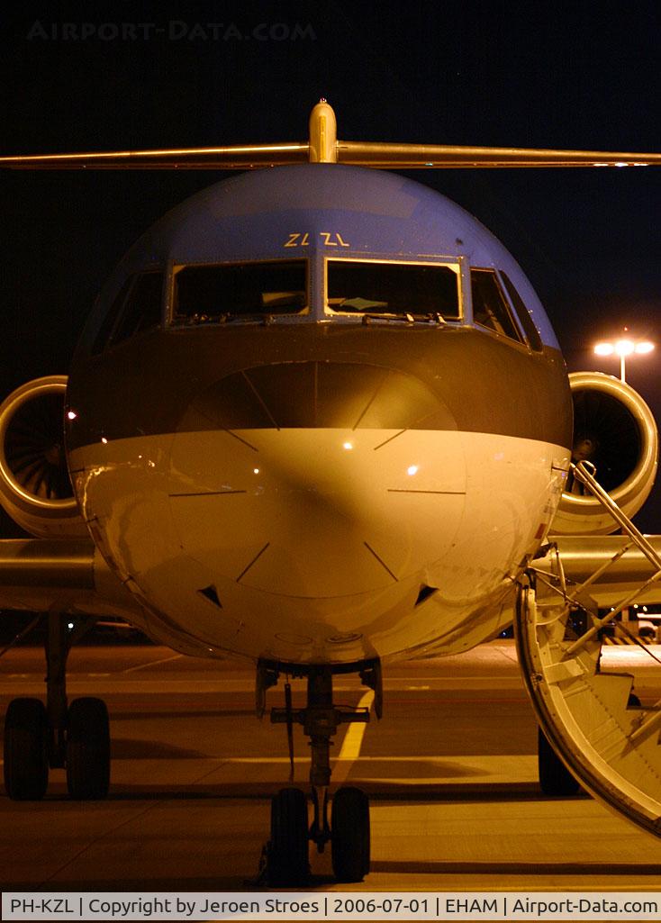PH-KZL, 1995 Fokker 70 (F-28-0070) C/N 11536, Schiphol East apron is at night used for parking the Cityhopper fleet