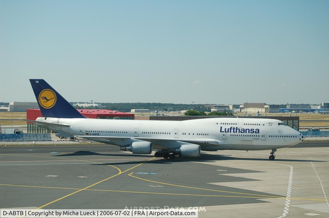 D-ABTB, 1989 Boeing 747-430M C/N 24286, Taxiing to the gate