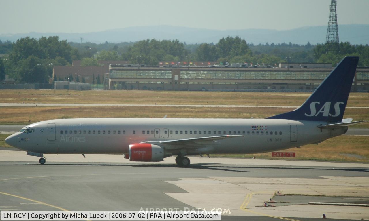 LN-RCY, 2001 Boeing 737-883 C/N 28324, Taxiing to the gate