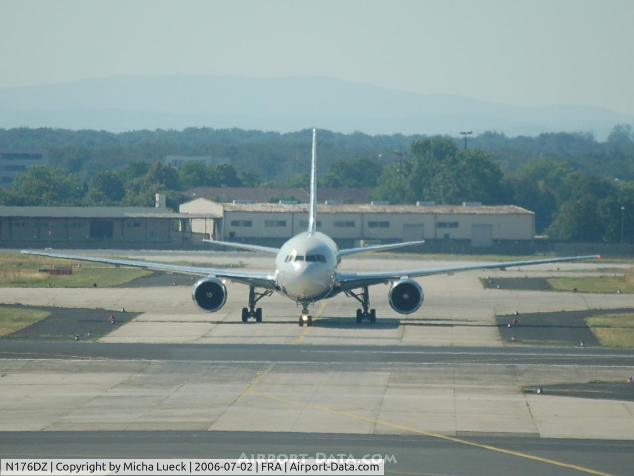 N176DZ, 1999 Boeing 767-332 C/N 29697, Taxiing to the gate