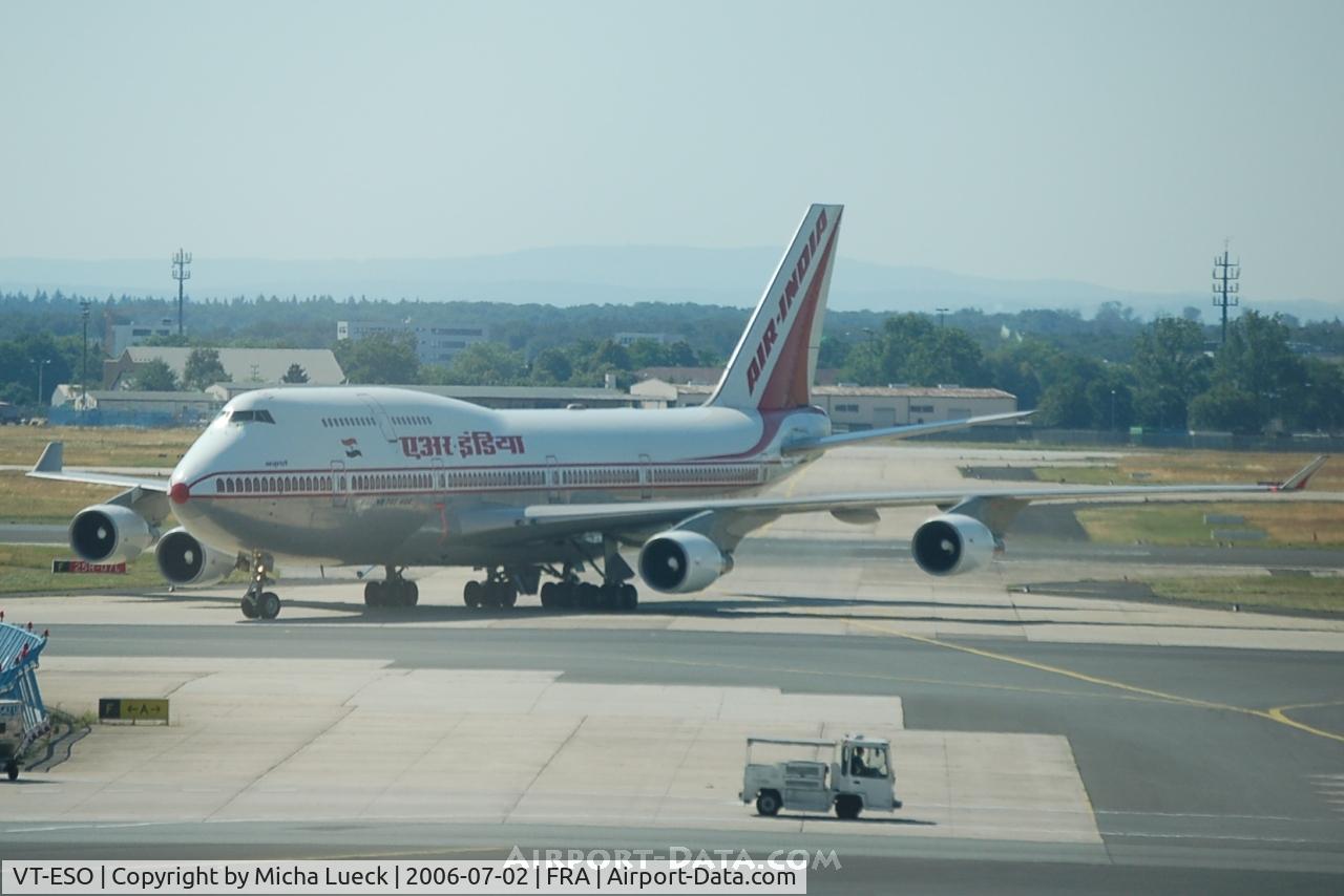 VT-ESO, 1993 Boeing 747-437 C/N 27165, Taxiing to the gate