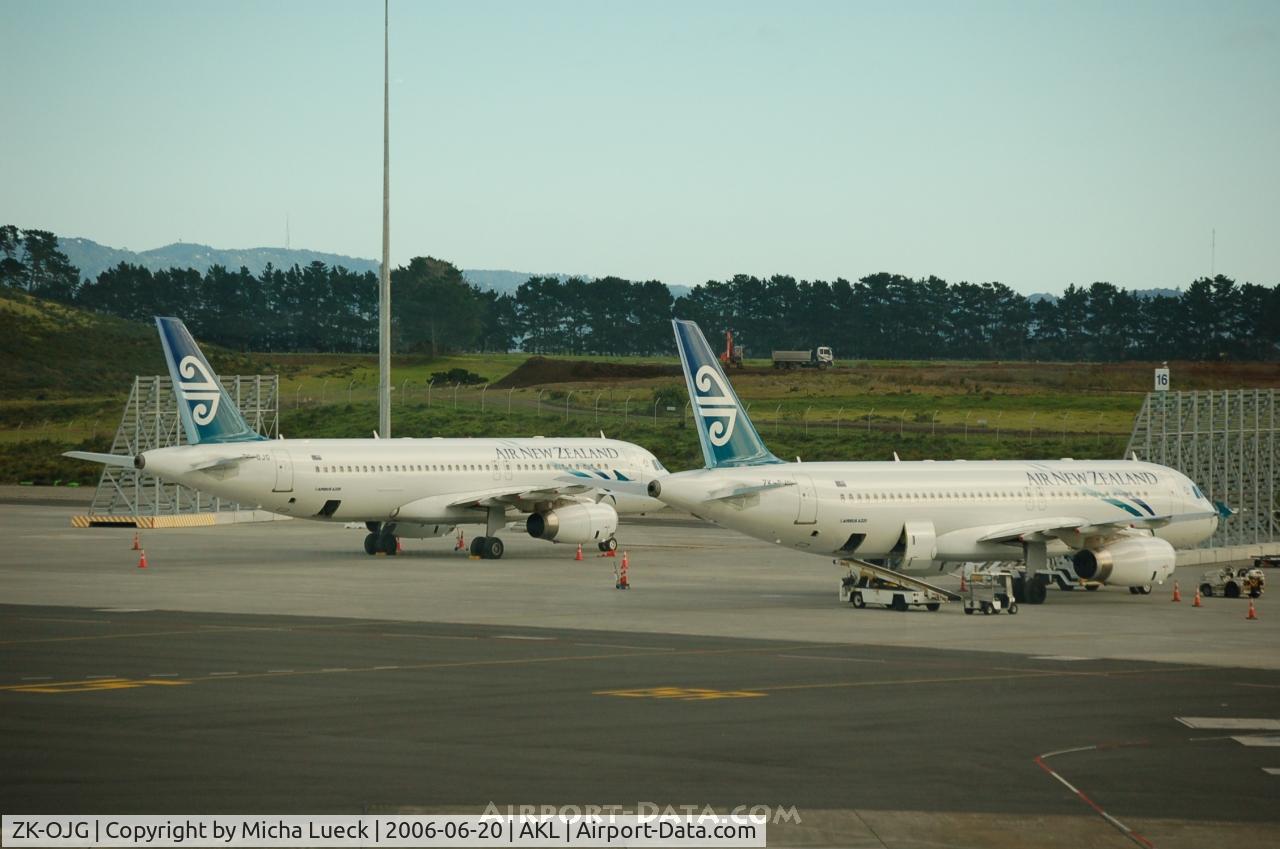 ZK-OJG, 2004 Airbus A320-232 C/N 2173, Twins ZK-OJG and ZK-OJH at Auckland
