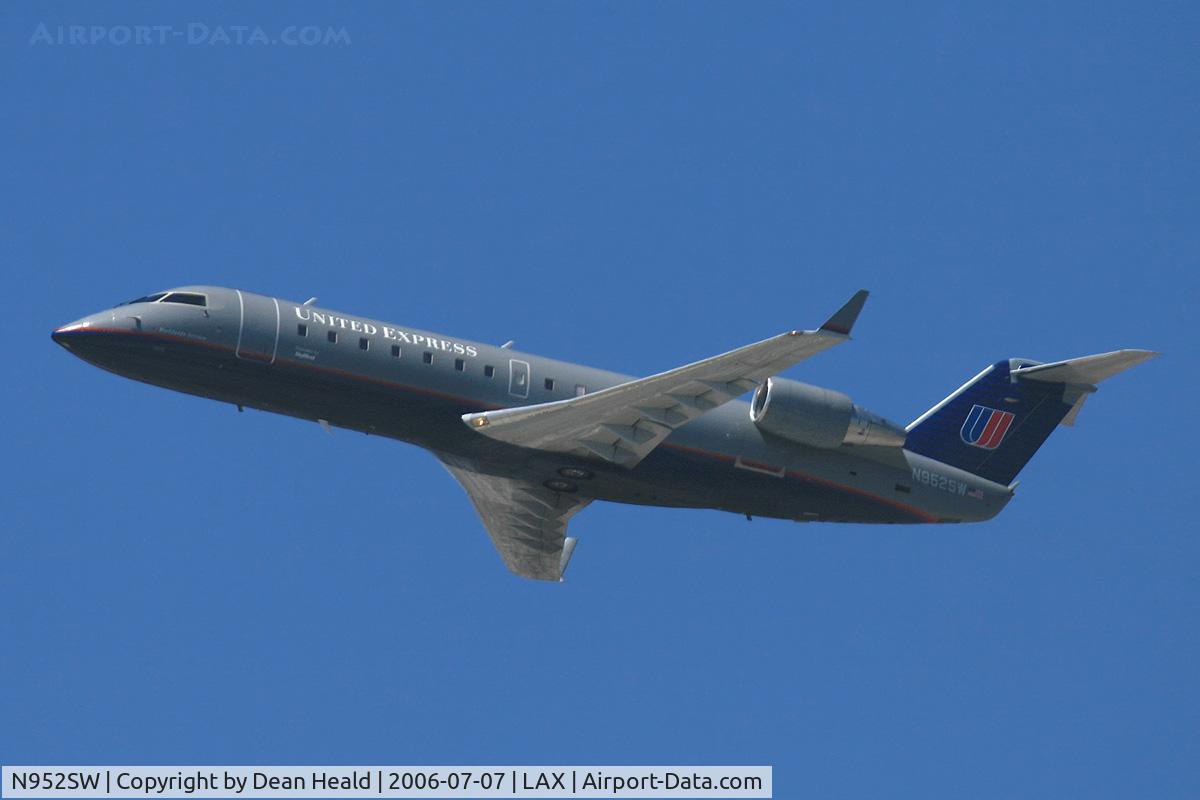 N952SW, 2003 Bombardier CRJ-200LR (CL-600-2B19) C/N 7805, Sky West (United Express) N952SW (FLT SKW6498) climbing out from RWY 25R enroute to Tucson Int'l (KTUS).
