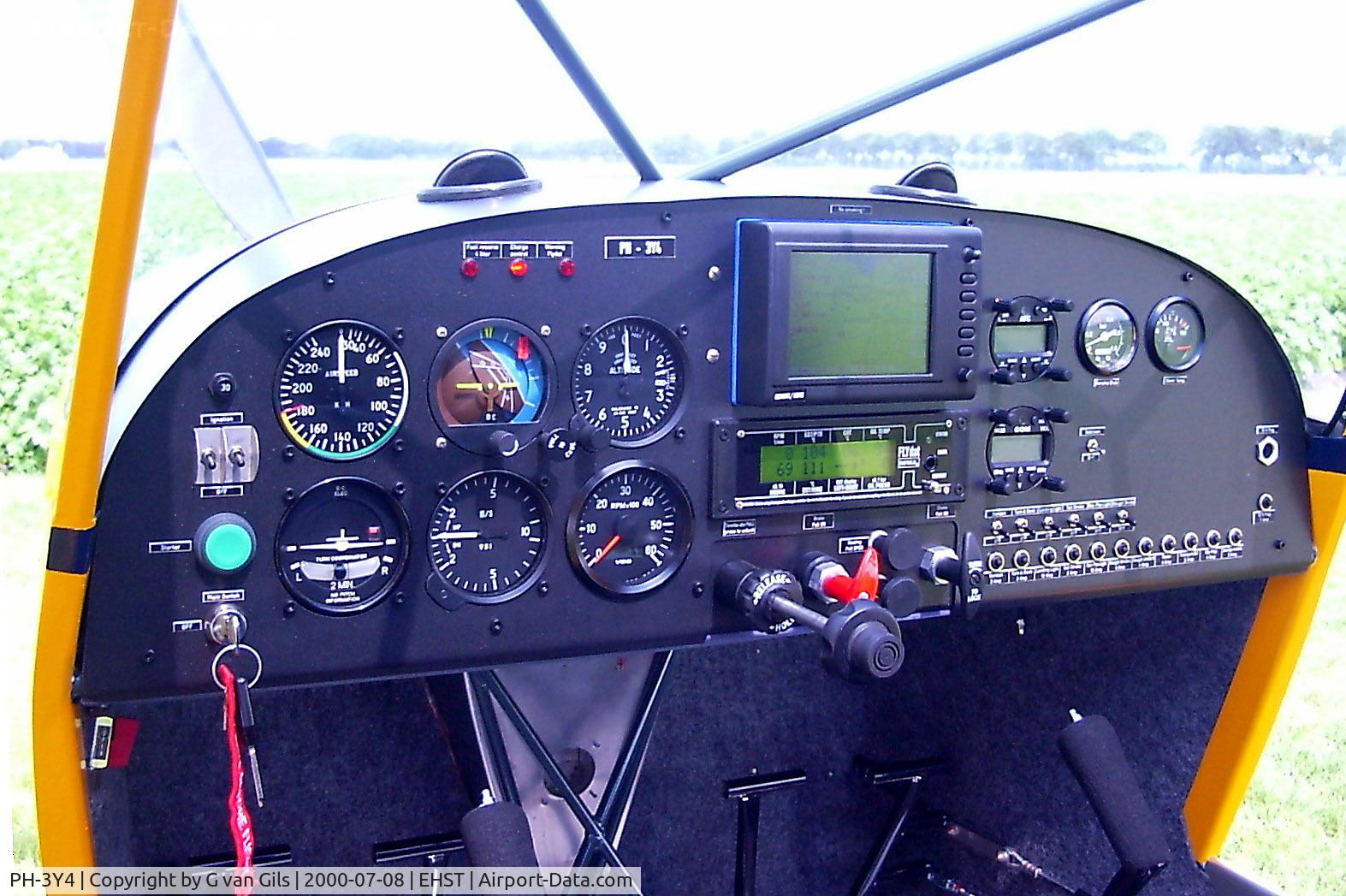 PH-3Y4, 2006 Aeropro Eurofox C/N 15904, The inside off the PH-3Y4