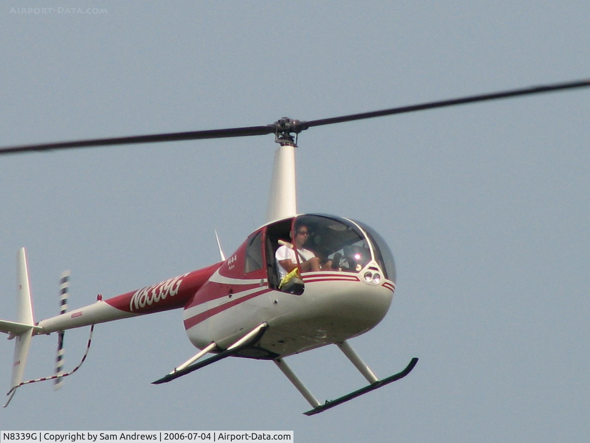 N8339G, 1996 Robinson R44 C/N 0243, approaching to land at the house on Smith Montain Lake