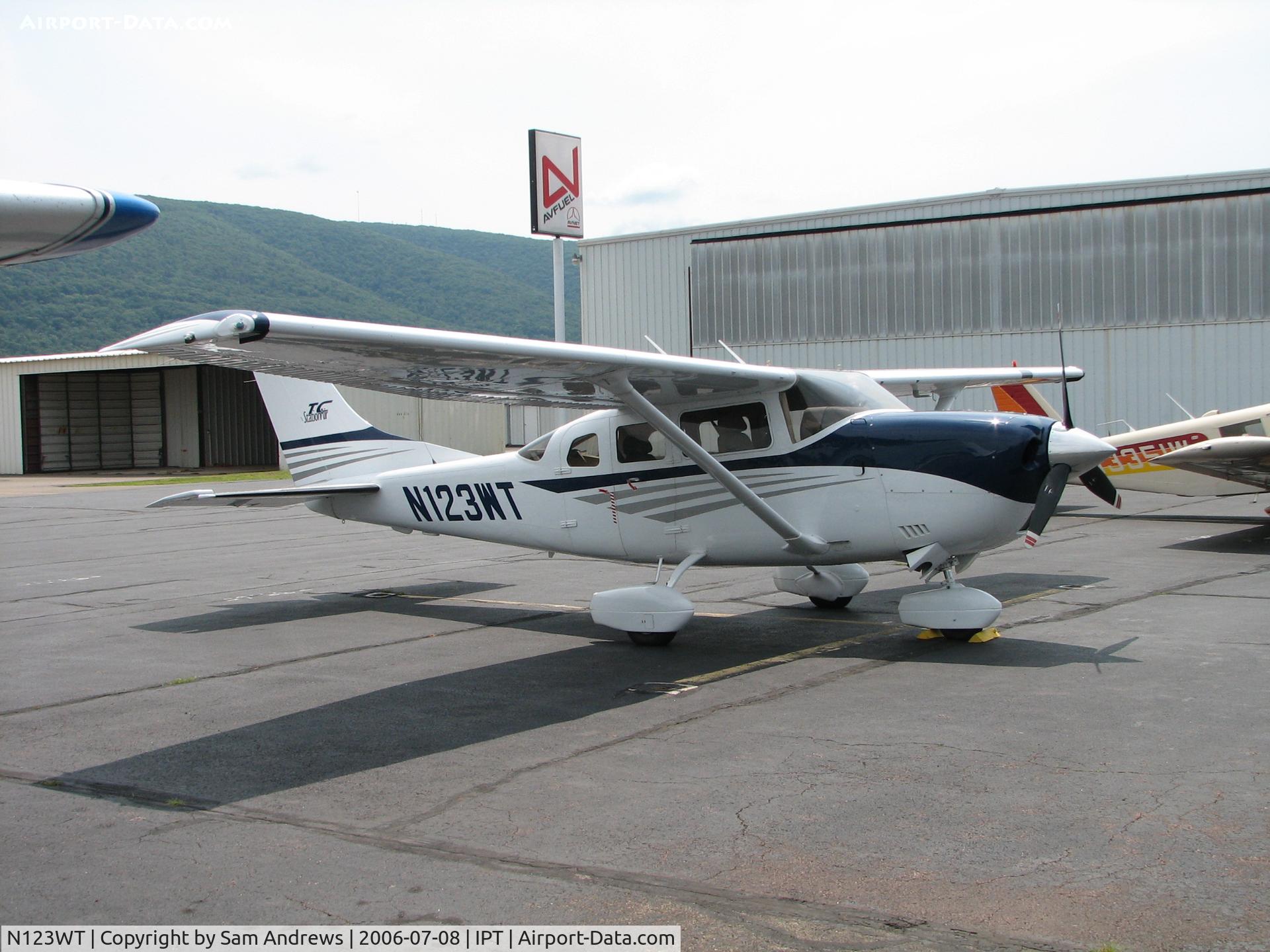 N123WT, 2004 Cessna T206H Turbo Stationair C/N T20608473, GA ramp in Williamsport