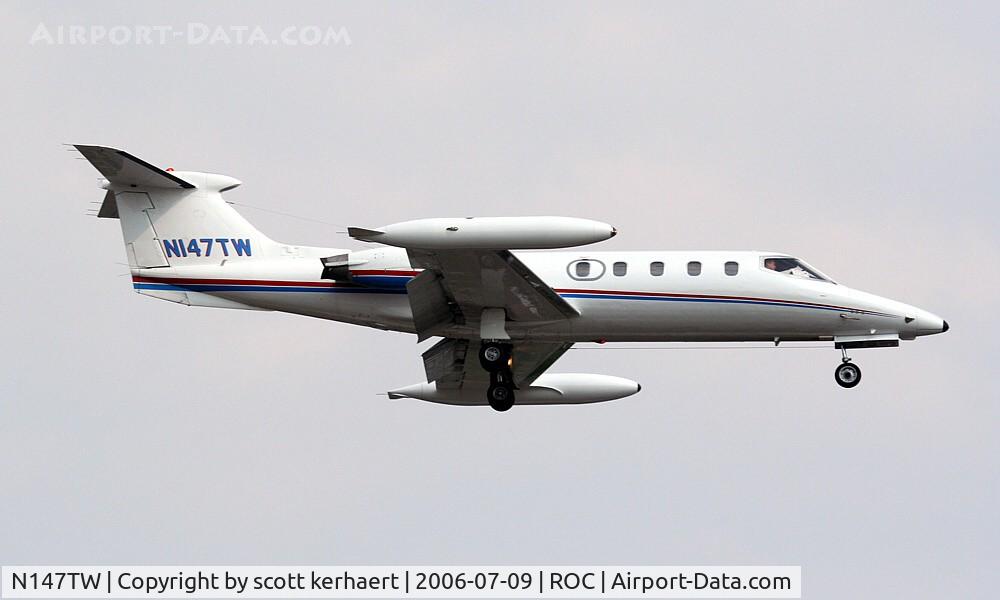 N147TW, 1968 Learjet Inc 25 C/N 023, landing 22