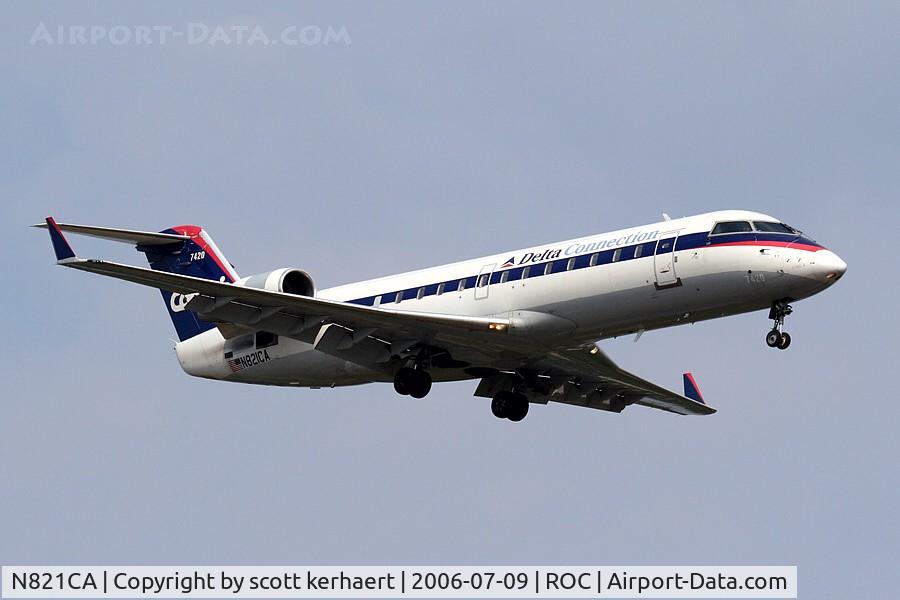 N821CA, 2000 Bombardier CRJ-100ER (CL-600-2B19) C/N 7420, landing 22