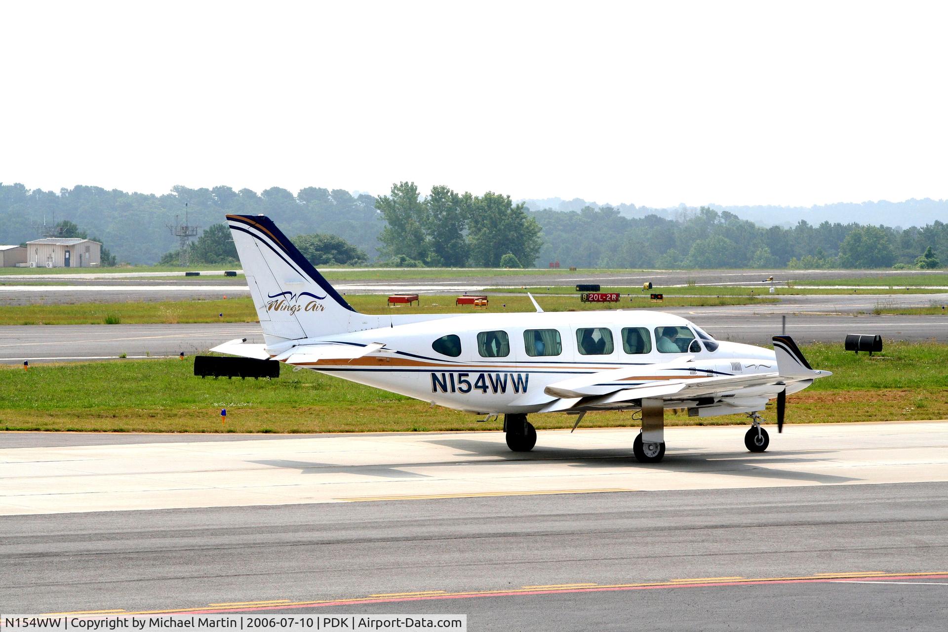 N154WW, Piper PA-31-350 Chieftain C/N 31-7952230, Taxing to 2L