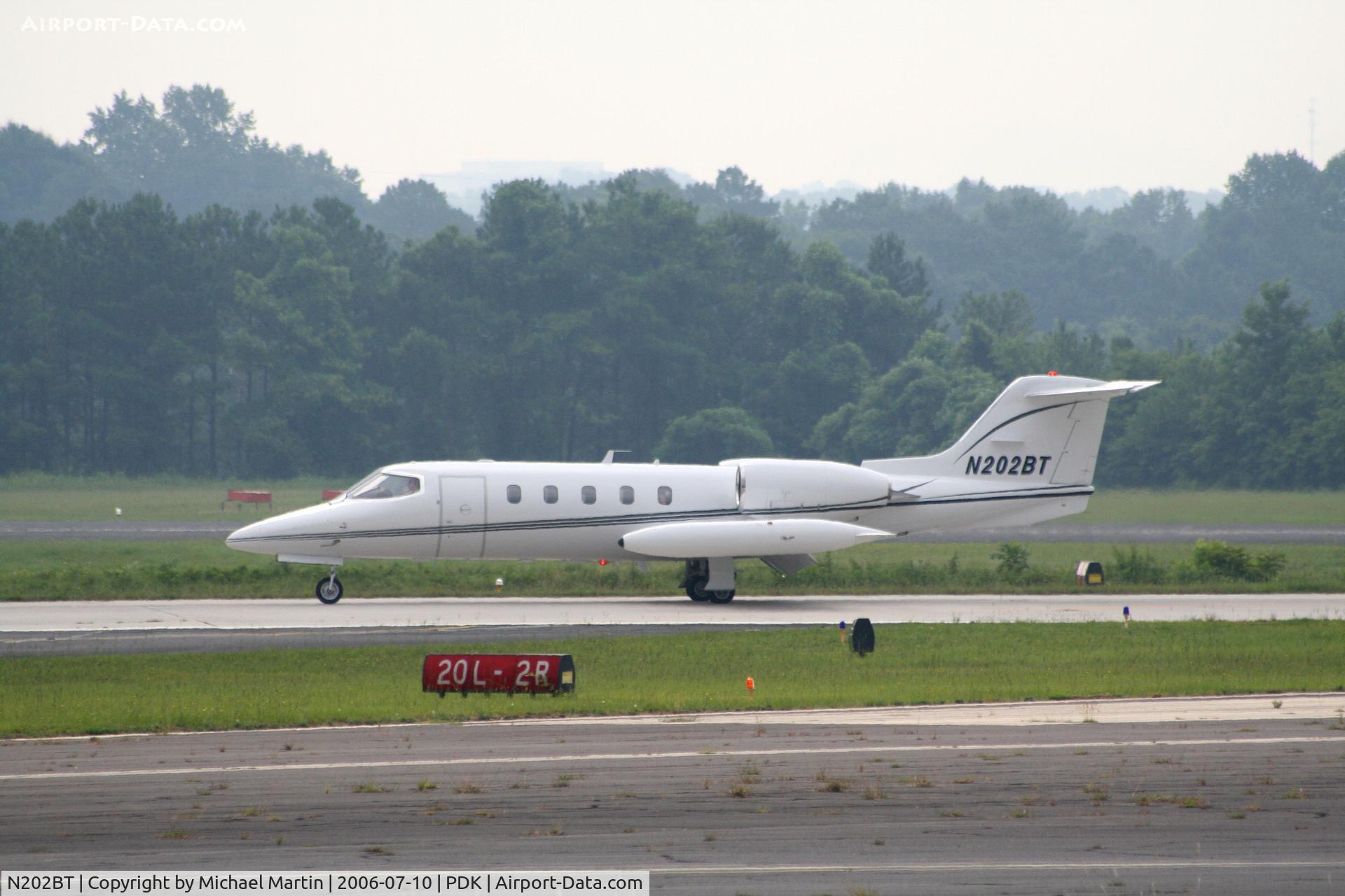 N202BT, 1982 Gates Learjet 35A C/N 483, Landing 2L