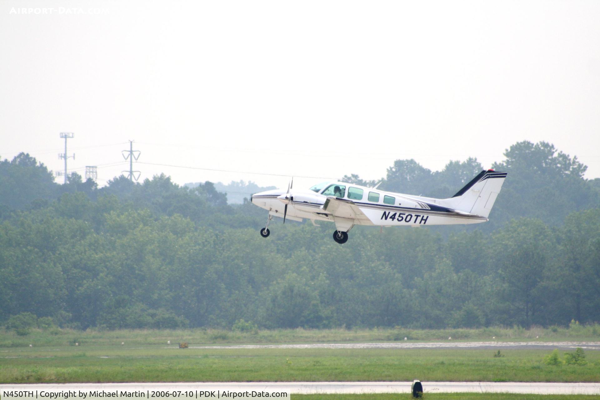 N450TH, 1981 Beech 58 Baron C/N TH-1298, Departing 2R