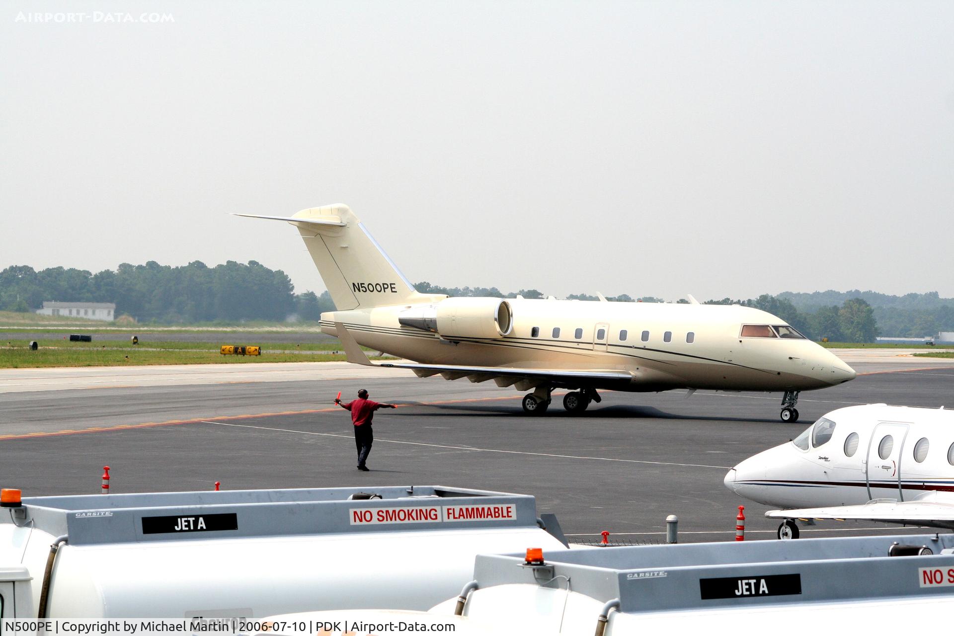 N500PE, 1999 Bombardier Challenger 604 (CL-600-2B16) C/N 5440, Being directed to parking at Mercury Air Service