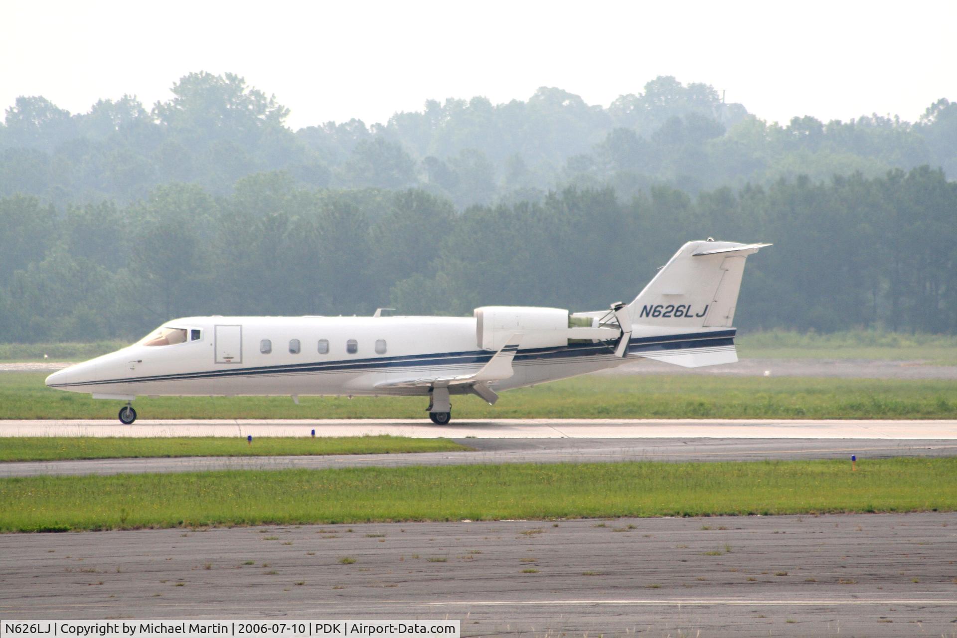 N626LJ, 1998 Gulfstream Aerospace G-IV C/N 1334, Landing 2R with airbrakes extended