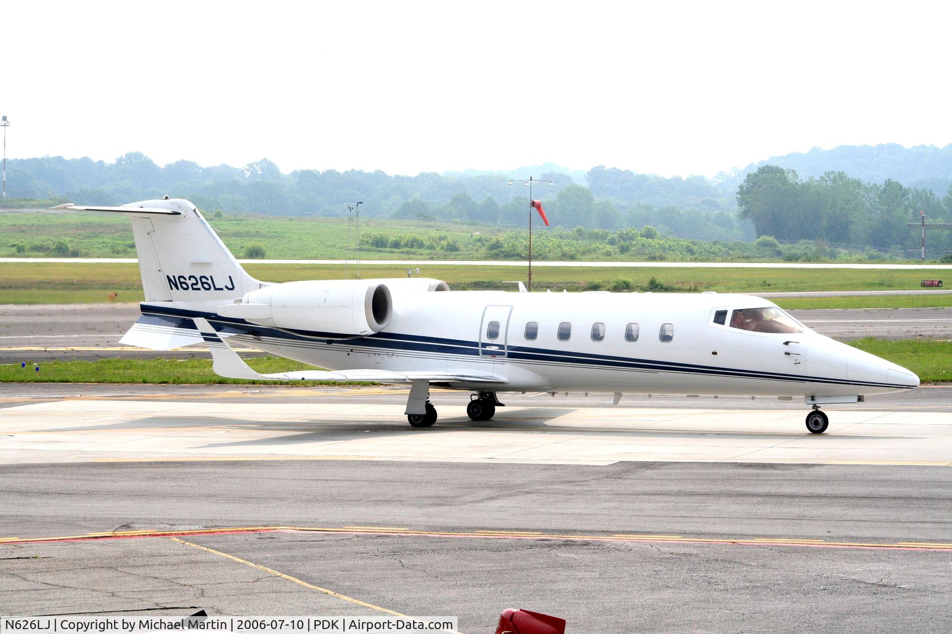 N626LJ, 1998 Gulfstream Aerospace G-IV C/N 1334, Taxing to Mercury Air Center