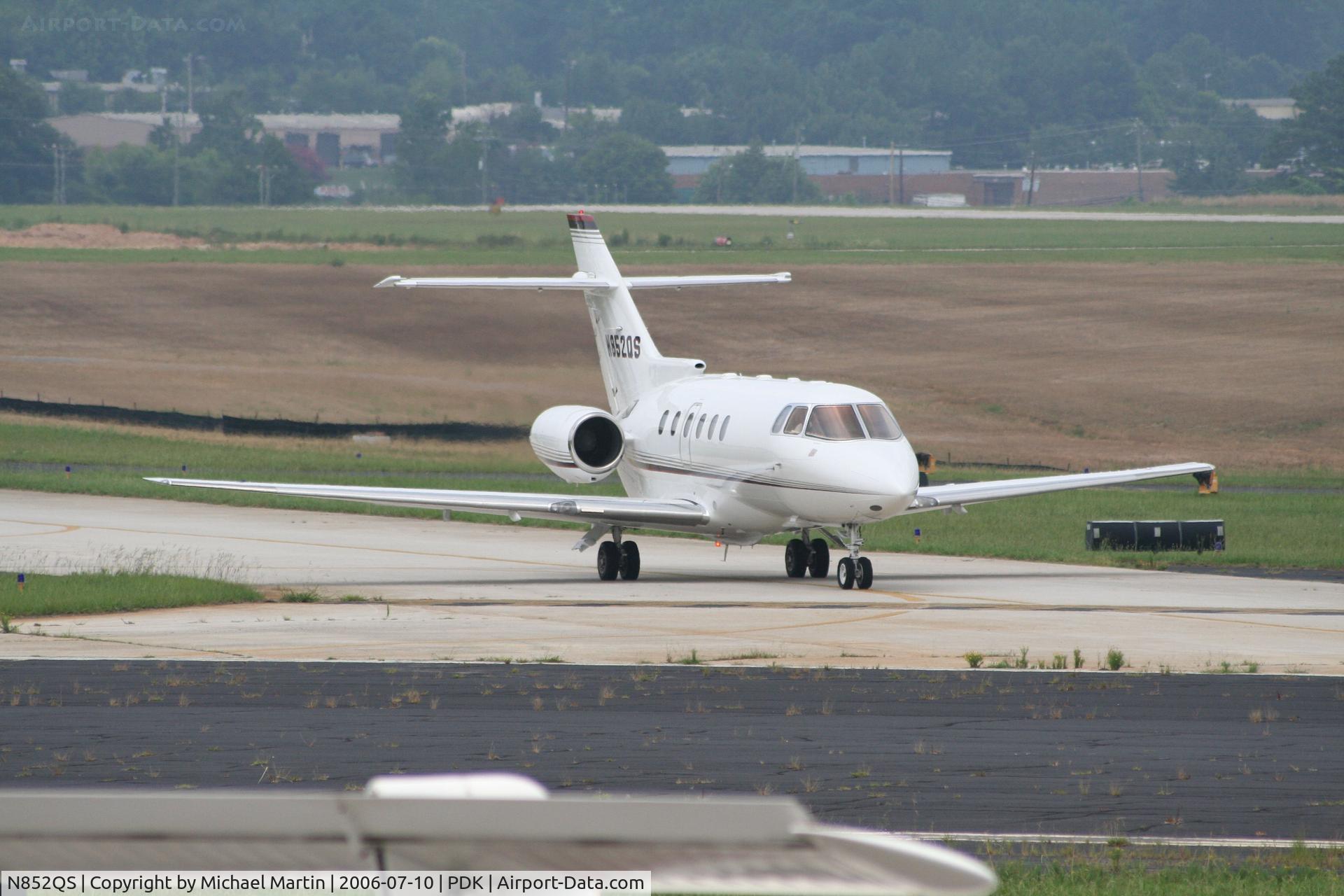 N852QS, 1999 Raytheon Hawker 800XP C/N 258452, Taxing to Mercury Air Center
